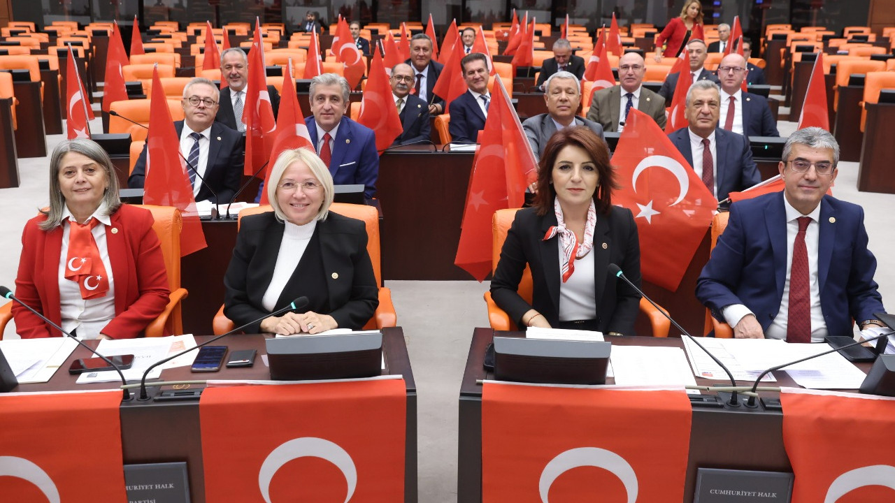 Atatürk'ü ve yoldaşlarını saygıyla ve minnetle anıyorum