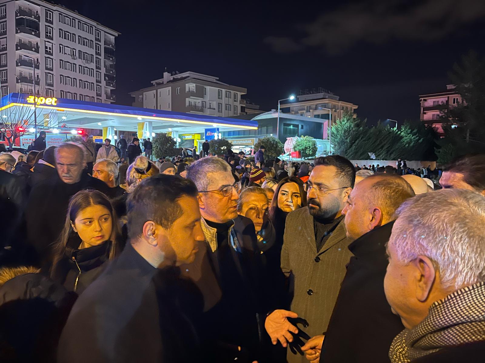 Gaziantep Merkez’de 134 vatandaşlarımıza mezar olan Polat Sitesi’nin önündeyiz.