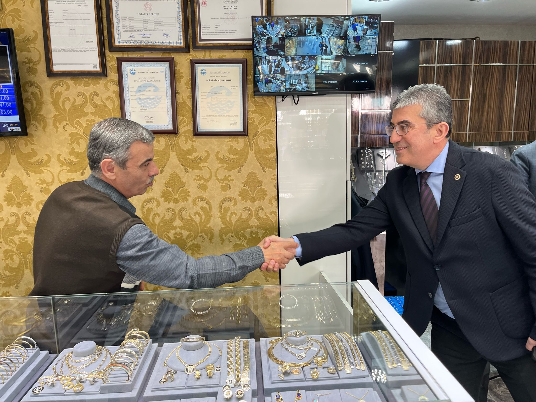 Belediye Başkan Adayımız Tarık Balyalı ve Değerli Örgütümüzle Pendik Sokaklarındayız