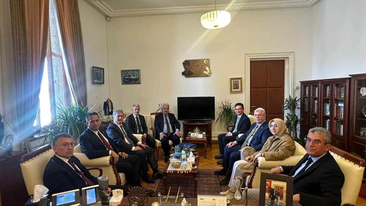 TBMM Grup Müdürümüz Levent Bayraktar’ın hayatını kaybetmesi sonrası AK Parti ve MHP grupları taziye ziyaretinde bulundu.