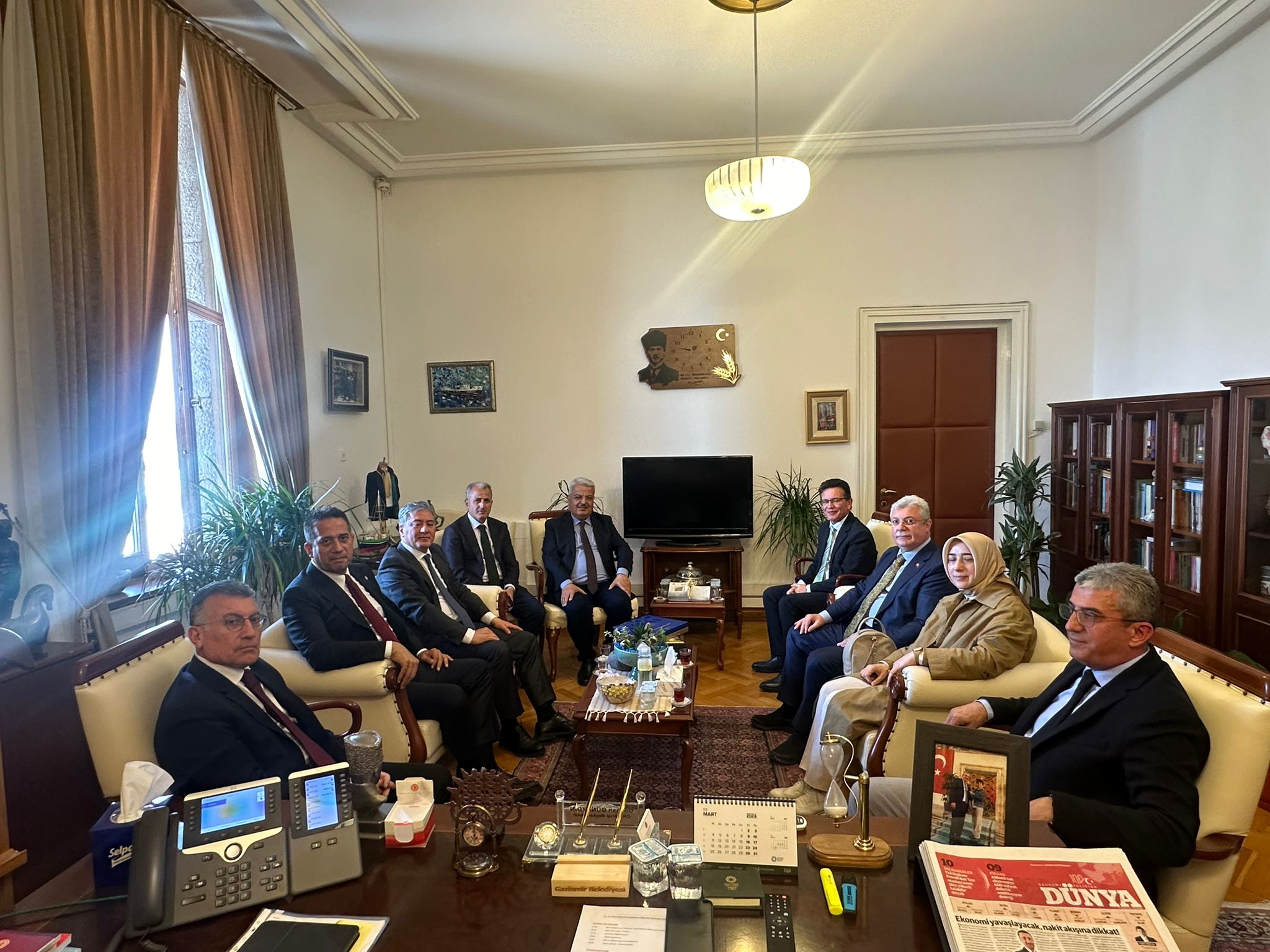 TBMM Grup Müdürümüz Levent Bayraktar’ın hayatını kaybetmesi sonrası AK Parti ve MHP grupları taziye ziyaretinde bulundu.
