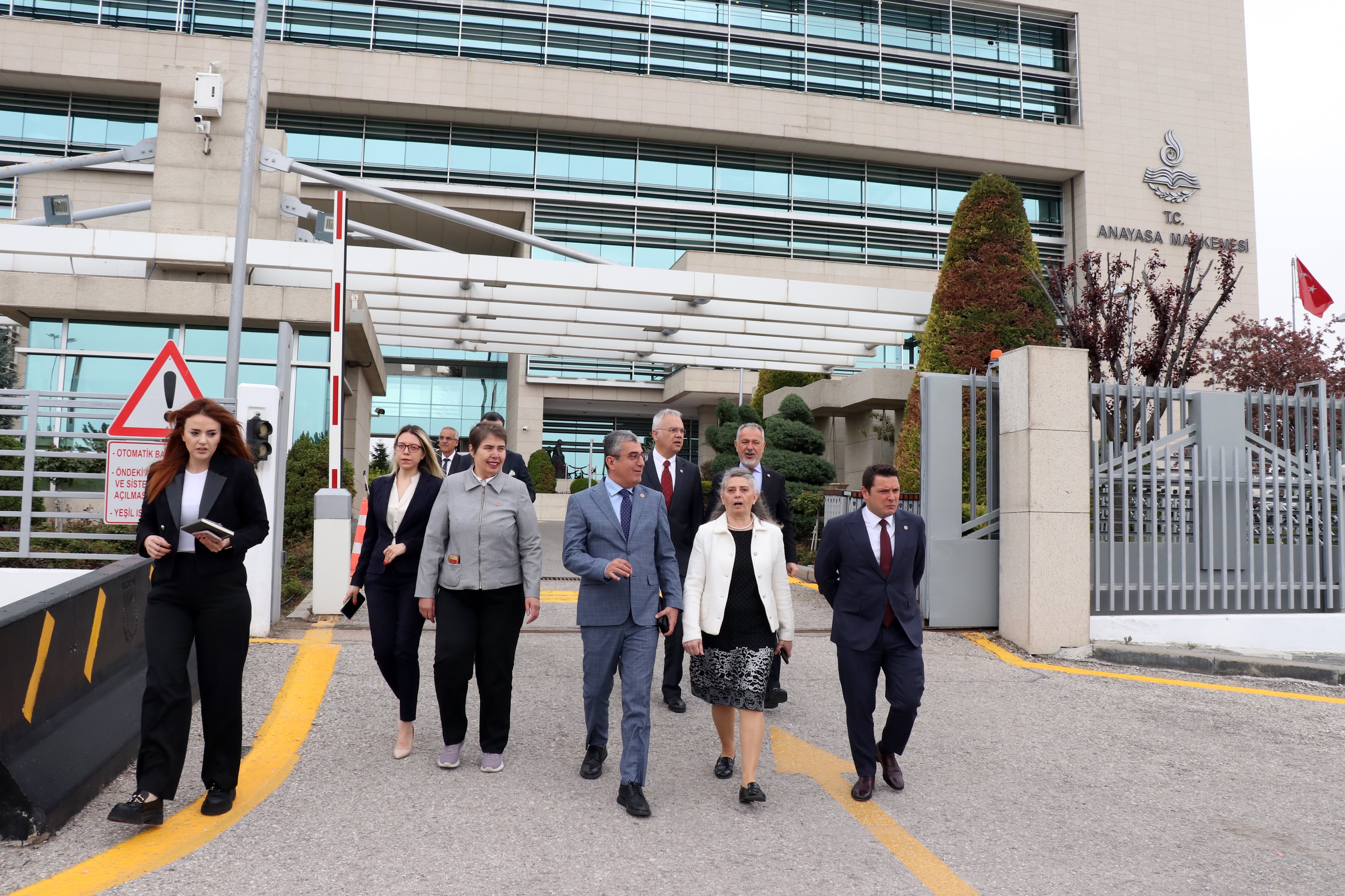 "Bizim buradaki varlığımız yurttaşın güvencesidir, Anayasa Mahkemesi'ne gelmeye devam edeceğiz."