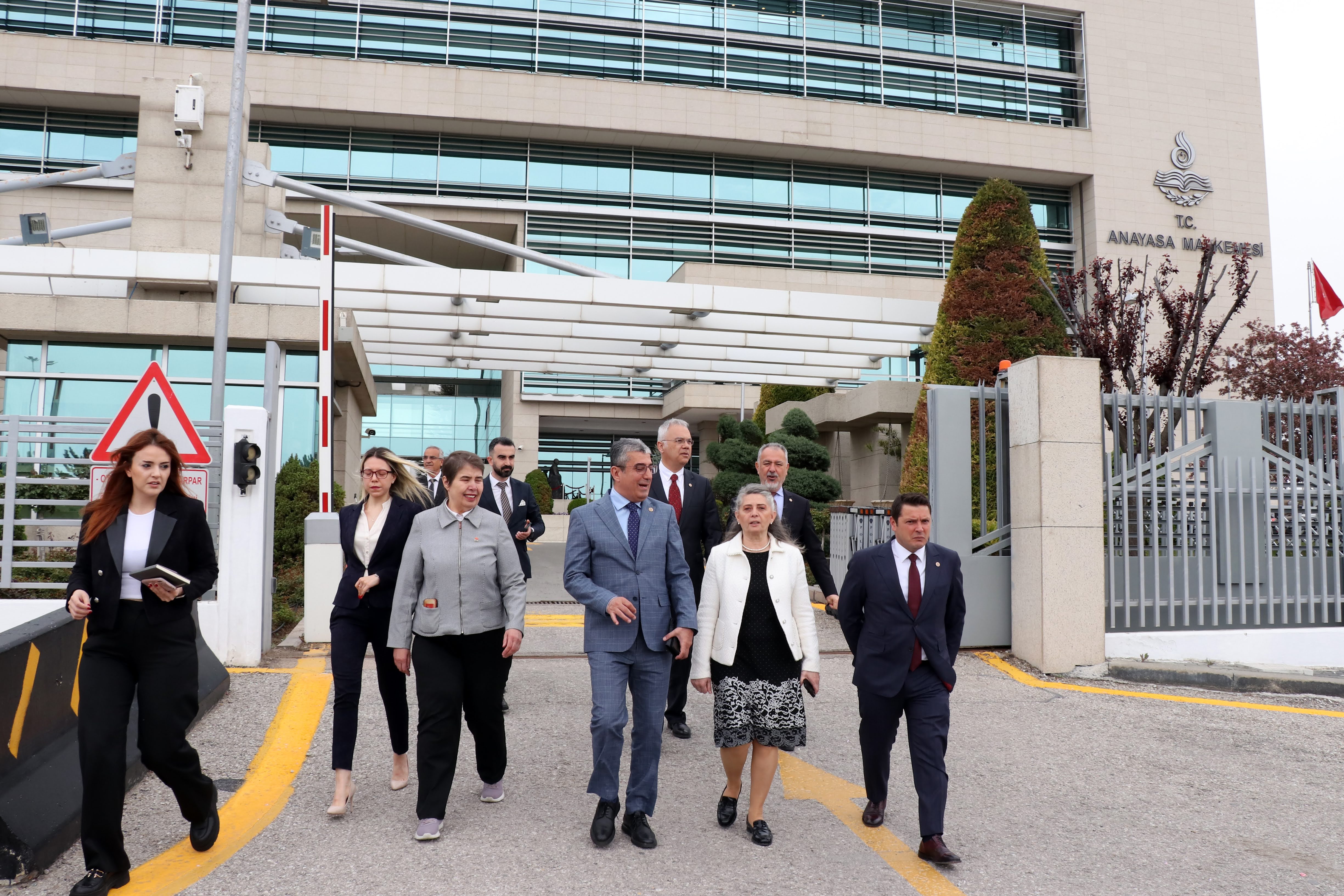 "Bizim buradaki varlığımız yurttaşın güvencesidir, Anayasa Mahkemesi'ne gelmeye devam edeceğiz."