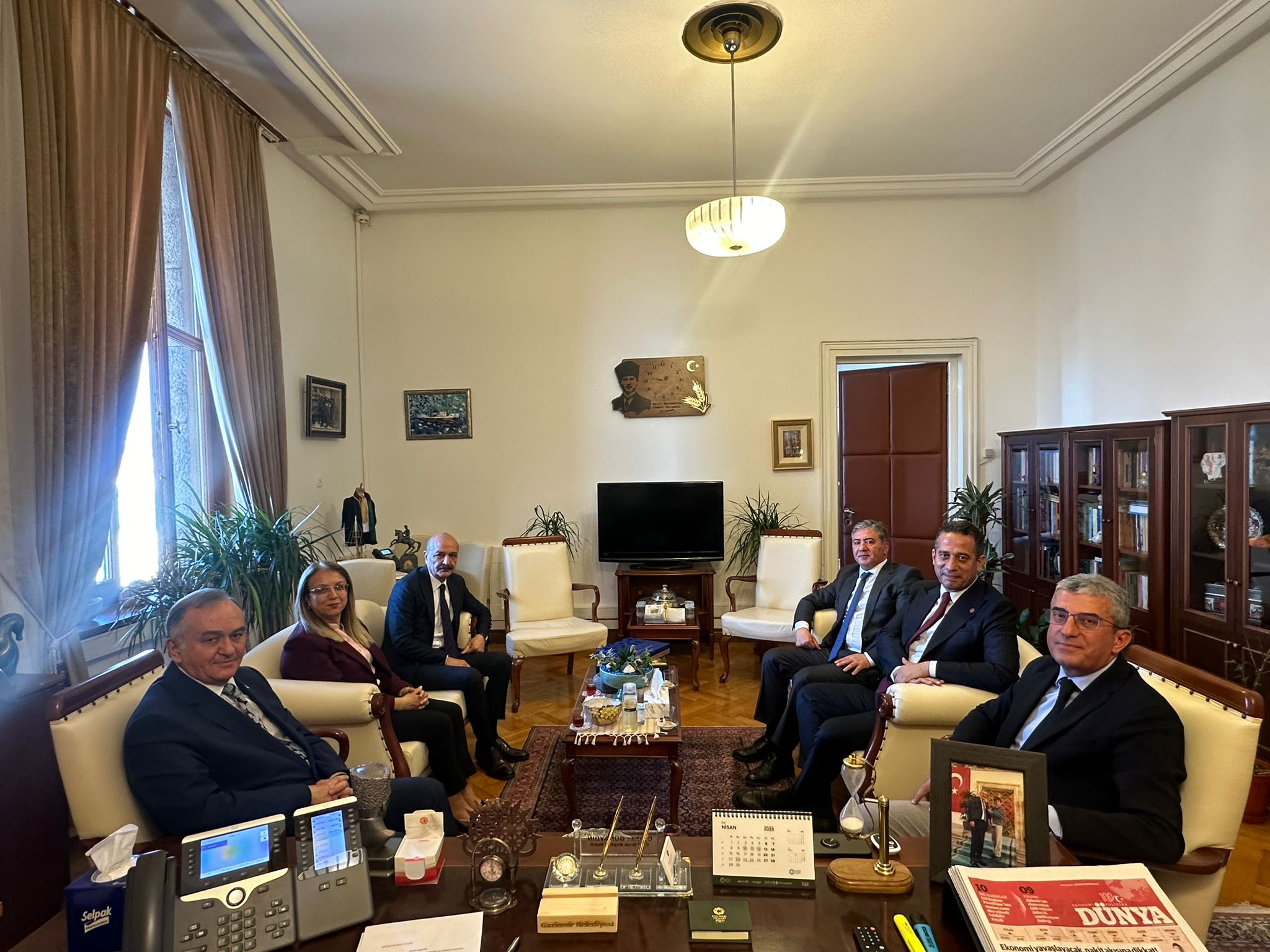 TBMM Grup Müdürümüz Levent Bayraktar’ın hayatını kaybetmesi sonrası AK Parti ve MHP grupları taziye ziyaretinde bulundu.
