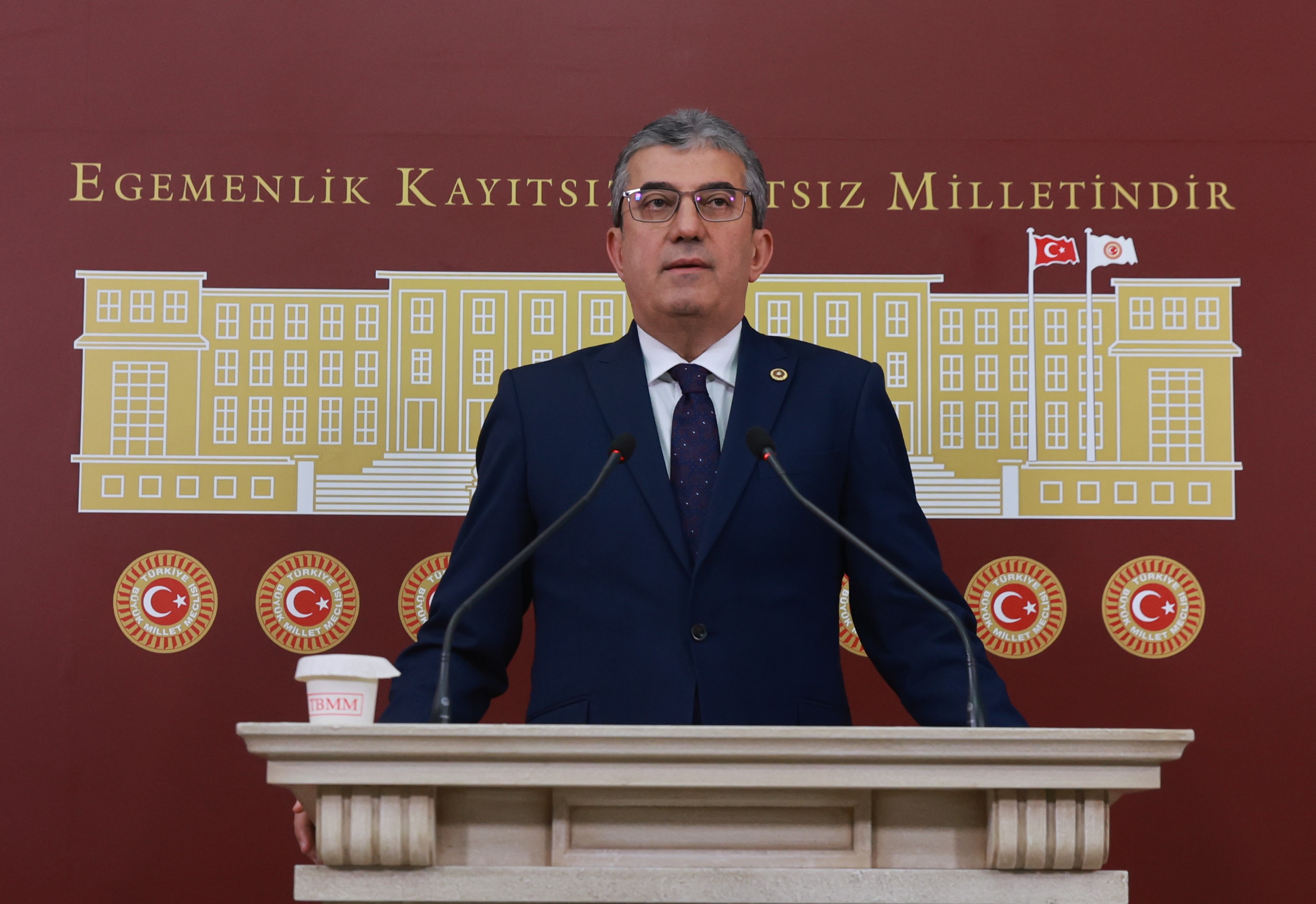 Gezi direnişinde anayasal direnme hakkını kullanan Gezi'de beraber olduğumuz tüm yurttaşlarımızı ve hayatlarını kaybeden çocuklarımızı saygıyla selamlıyorum.