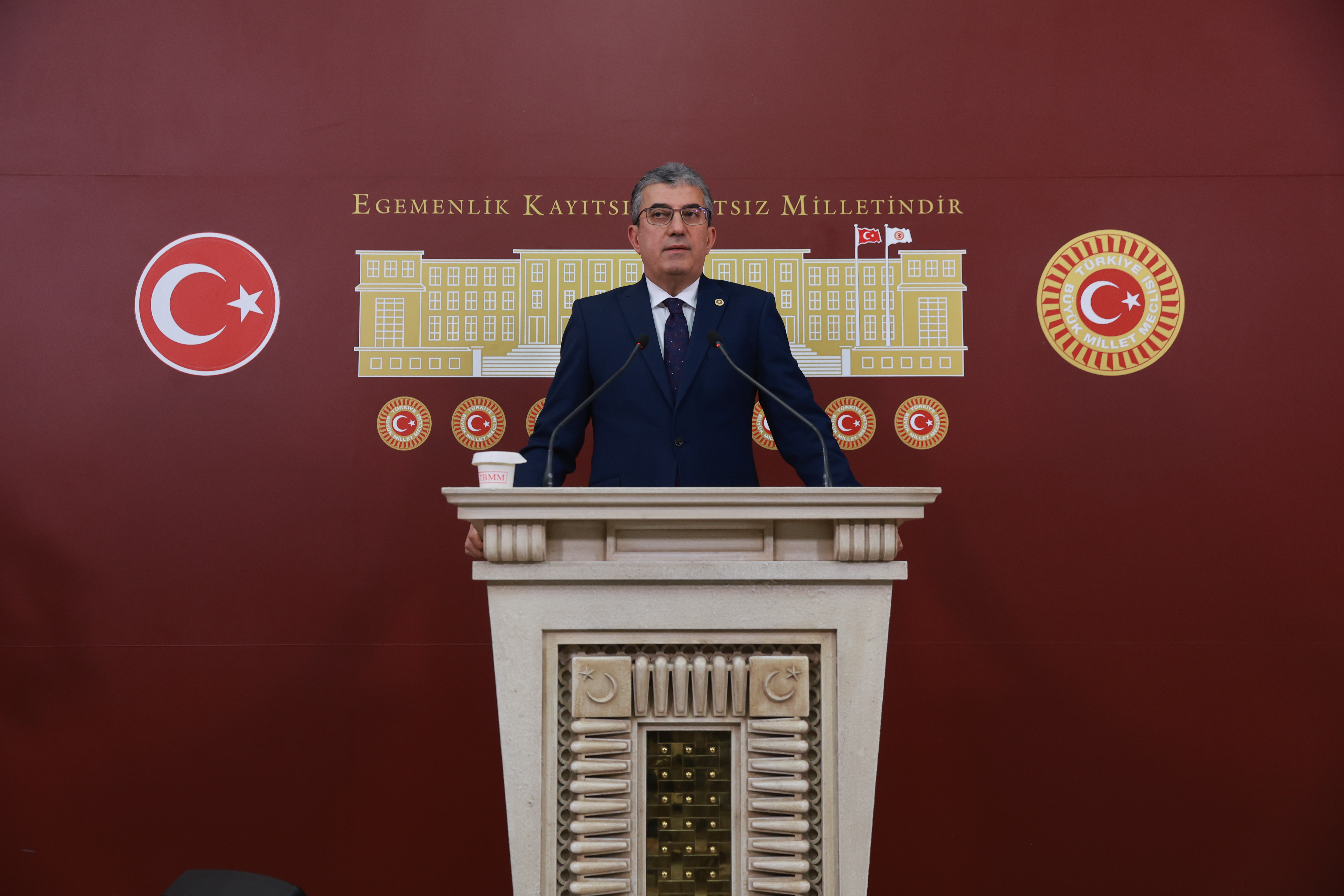 Gezi direnişinde anayasal direnme hakkını kullanan Gezi'de beraber olduğumuz tüm yurttaşlarımızı ve hayatlarını kaybeden çocuklarımızı saygıyla selamlıyorum.