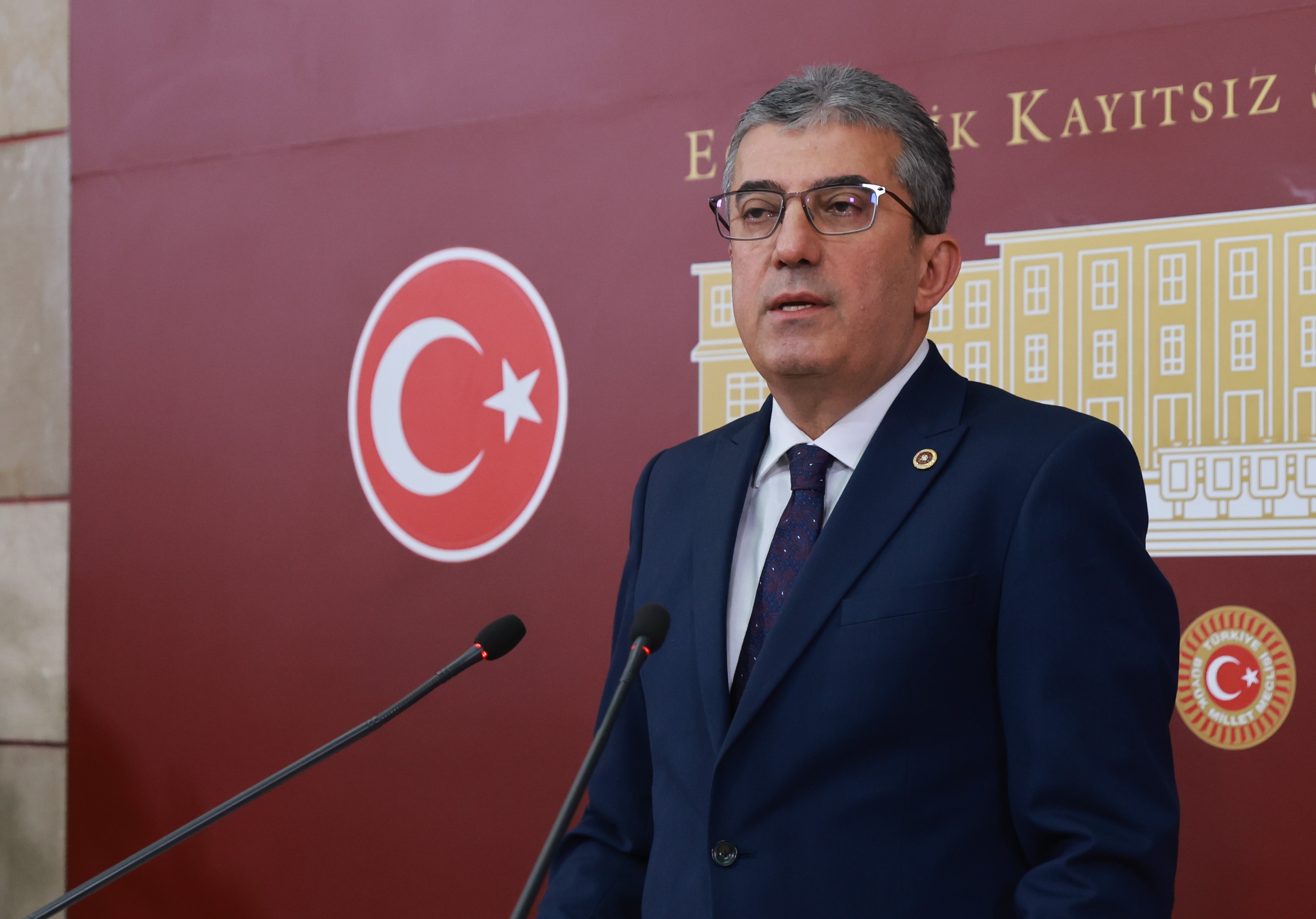 Gezi direnişinde anayasal direnme hakkını kullanan Gezi'de beraber olduğumuz tüm yurttaşlarımızı ve hayatlarını kaybeden çocuklarımızı saygıyla selamlıyorum.