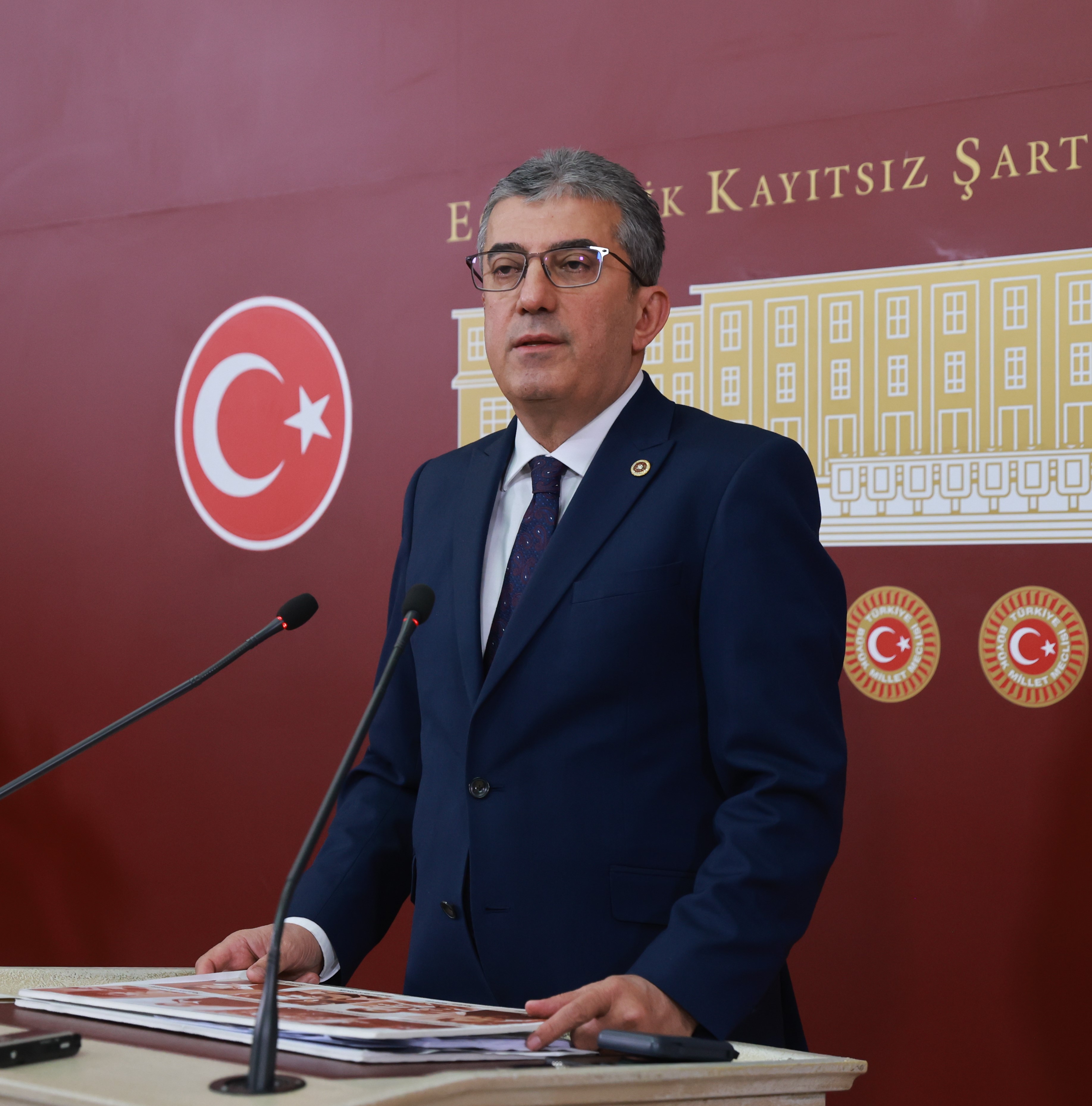 Gezi direnişinde anayasal direnme hakkını kullanan Gezi'de beraber olduğumuz tüm yurttaşlarımızı ve hayatlarını kaybeden çocuklarımızı saygıyla selamlıyorum.
