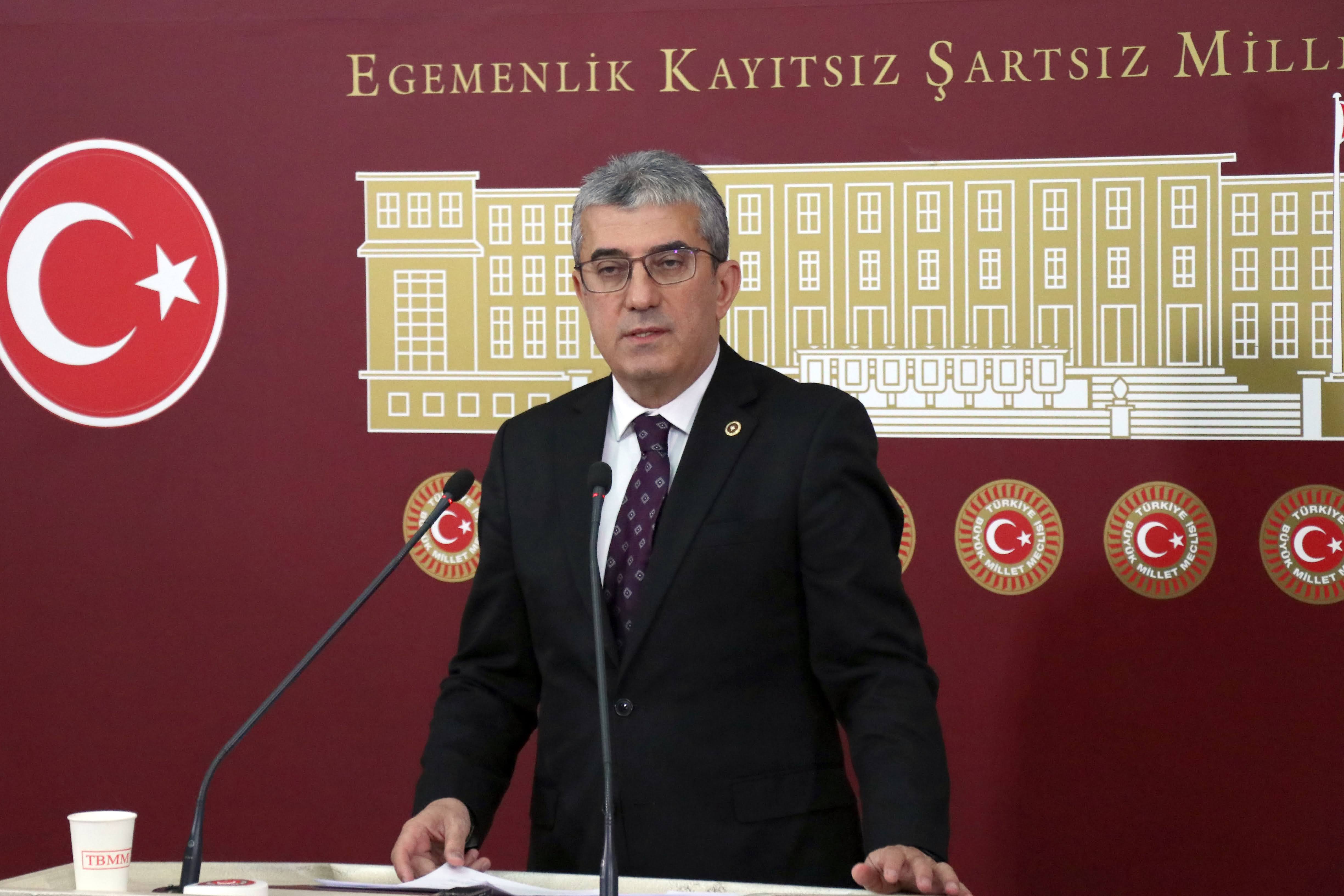Yurtdışında 65 yaş üzeri yaşlarda insanlar ülke ülke gezer ve yılların çalışmasının artık dinlenme zamanını yaşarken, bizde 60, 64, 65 ve üzeri yaşlardaki yurttaşlarımız iş arıyorlar ve iş bulamıyorlar!