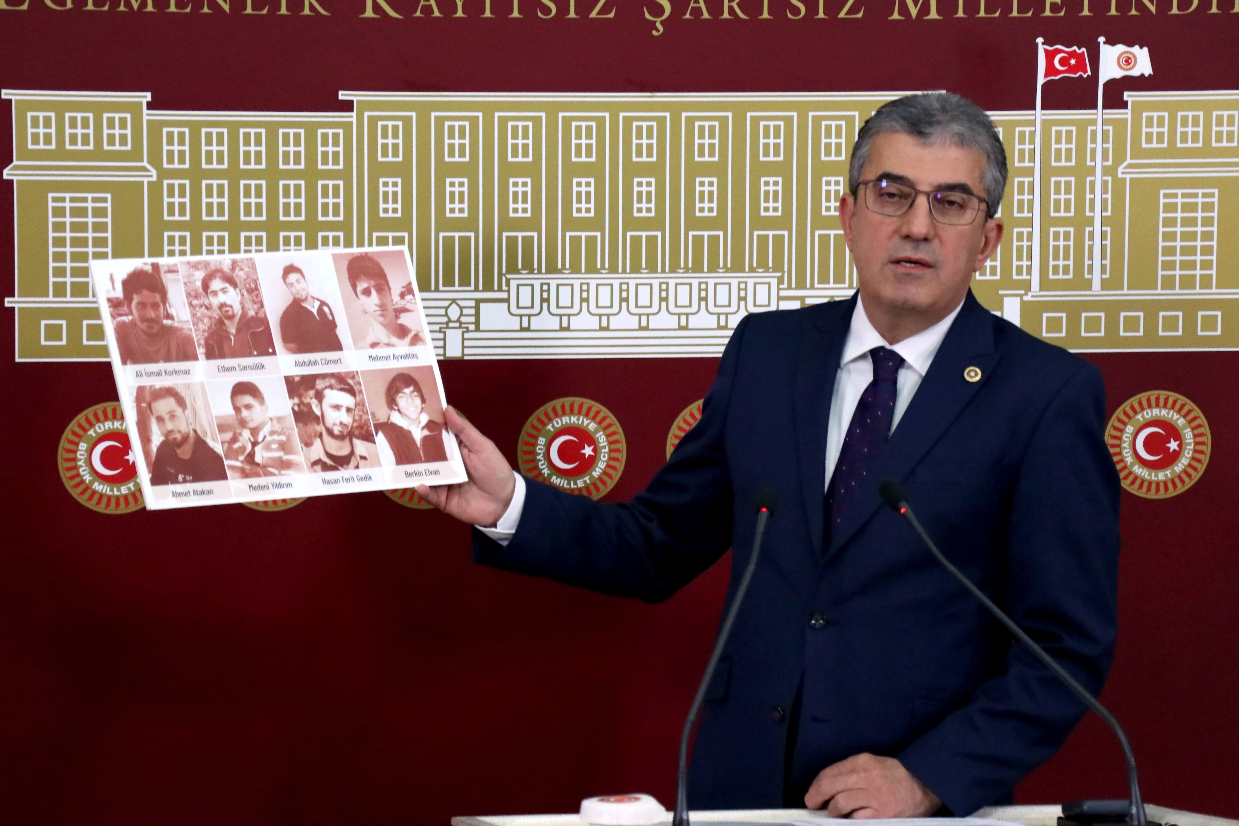 Gezi direnişinde anayasal direnme hakkını kullanan Gezi'de beraber olduğumuz tüm yurttaşlarımızı ve hayatlarını kaybeden çocuklarımızı saygıyla selamlıyorum.