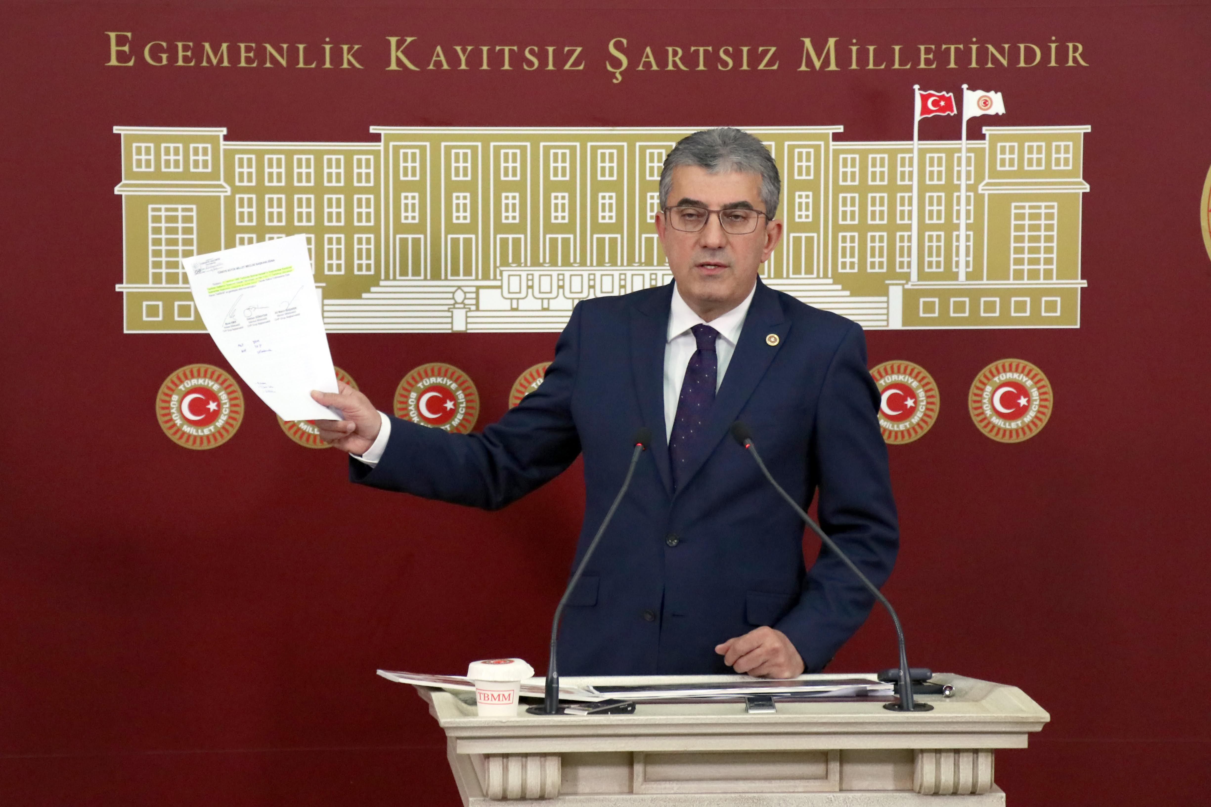 Gezi direnişinde anayasal direnme hakkını kullanan Gezi'de beraber olduğumuz tüm yurttaşlarımızı ve hayatlarını kaybeden çocuklarımızı saygıyla selamlıyorum.