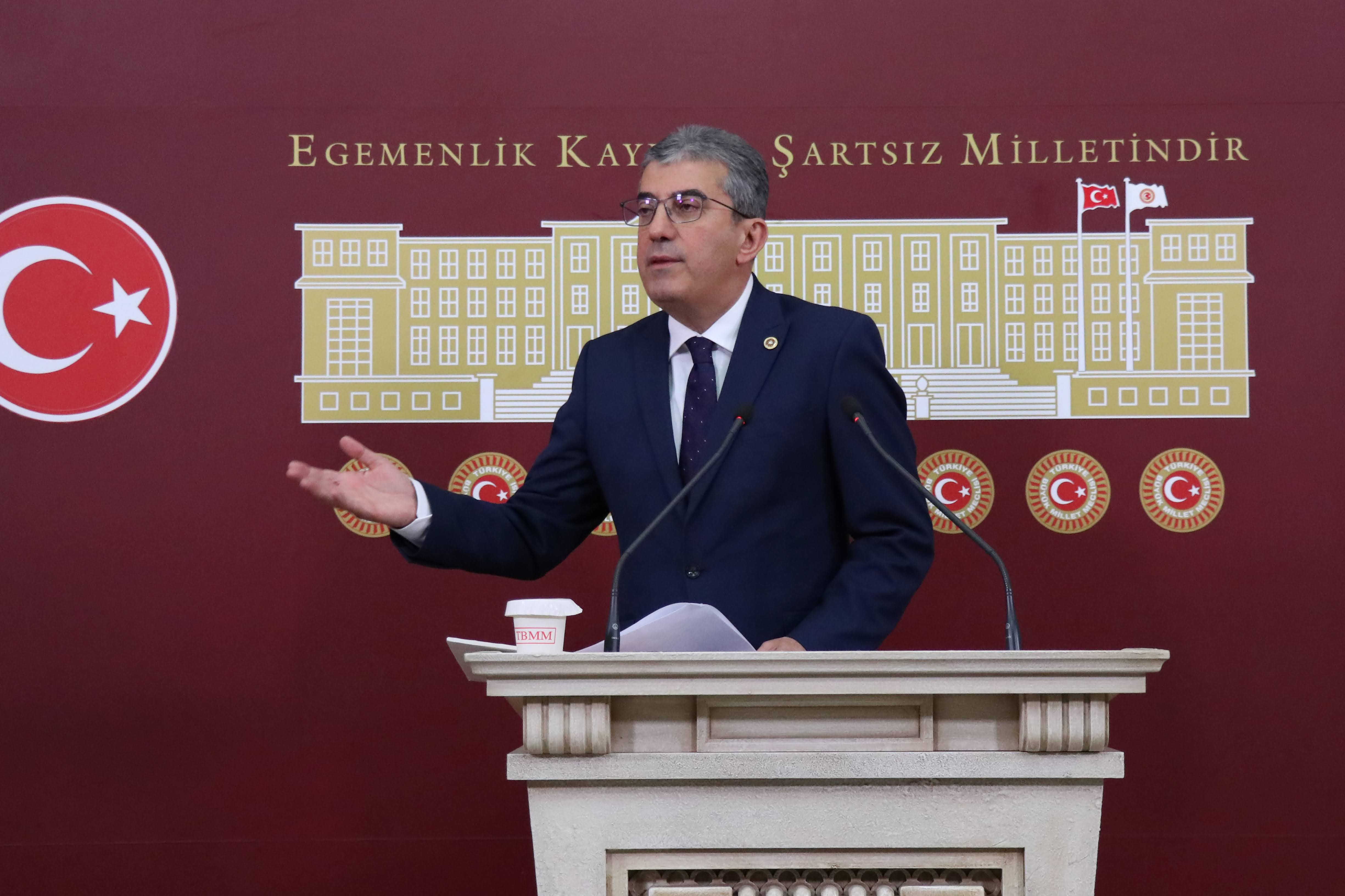 Gezi direnişinde anayasal direnme hakkını kullanan Gezi'de beraber olduğumuz tüm yurttaşlarımızı ve hayatlarını kaybeden çocuklarımızı saygıyla selamlıyorum.