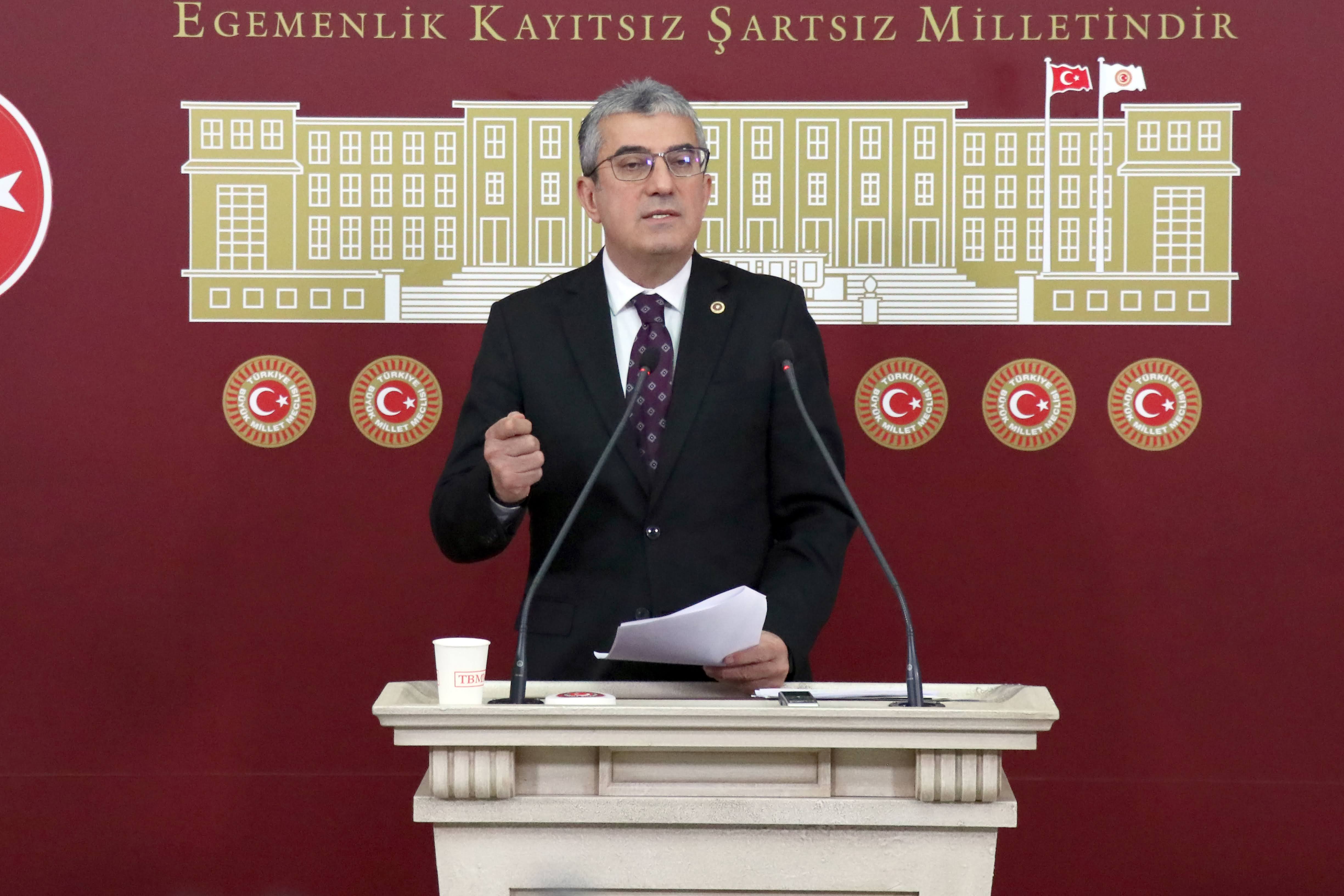 Yurtdışında 65 yaş üzeri yaşlarda insanlar ülke ülke gezer ve yılların çalışmasının artık dinlenme zamanını yaşarken, bizde 60, 64, 65 ve üzeri yaşlardaki yurttaşlarımız iş arıyorlar ve iş bulamıyorlar!