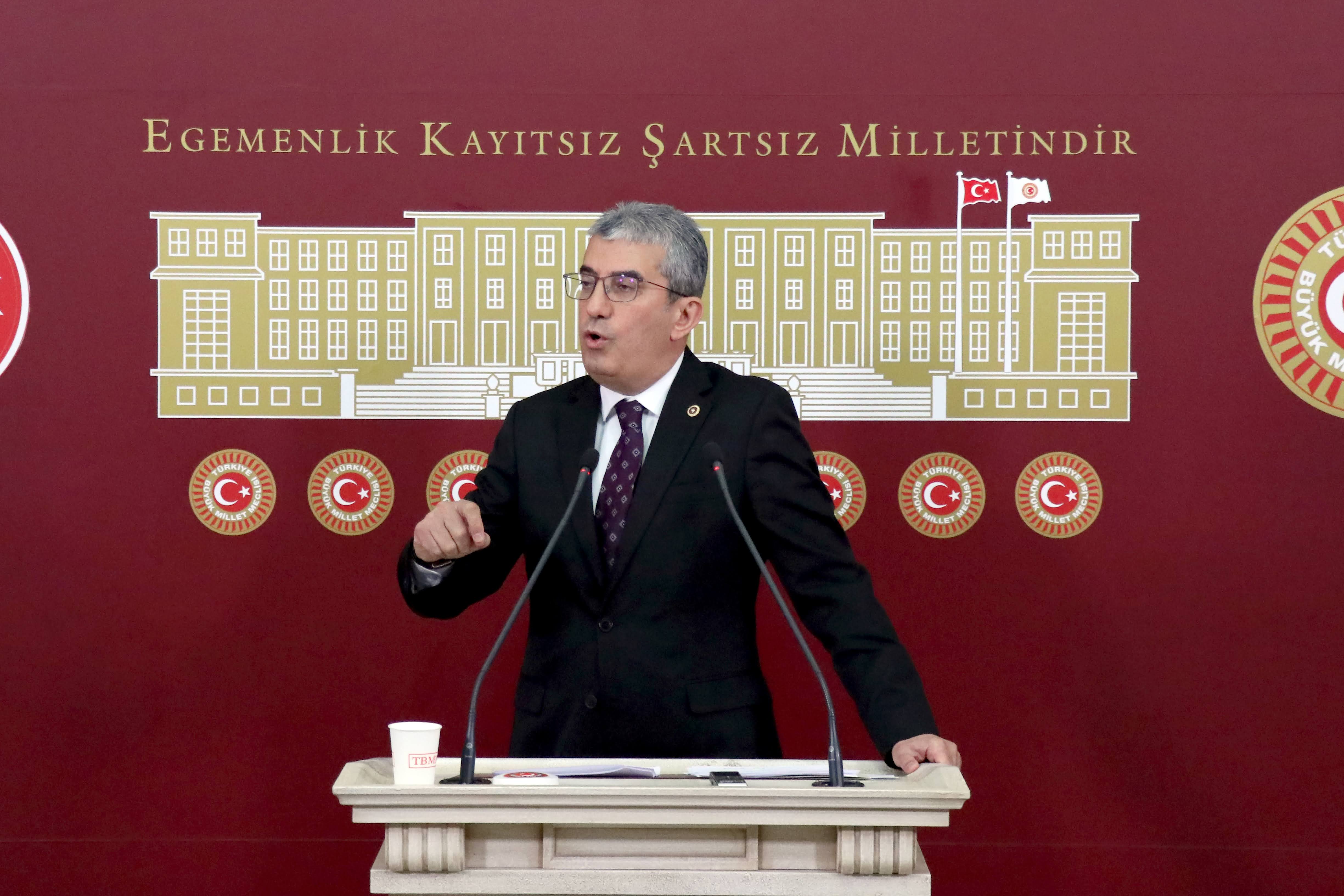 Yurtdışında 65 yaş üzeri yaşlarda insanlar ülke ülke gezer ve yılların çalışmasının artık dinlenme zamanını yaşarken, bizde 60, 64, 65 ve üzeri yaşlardaki yurttaşlarımız iş arıyorlar ve iş bulamıyorlar!