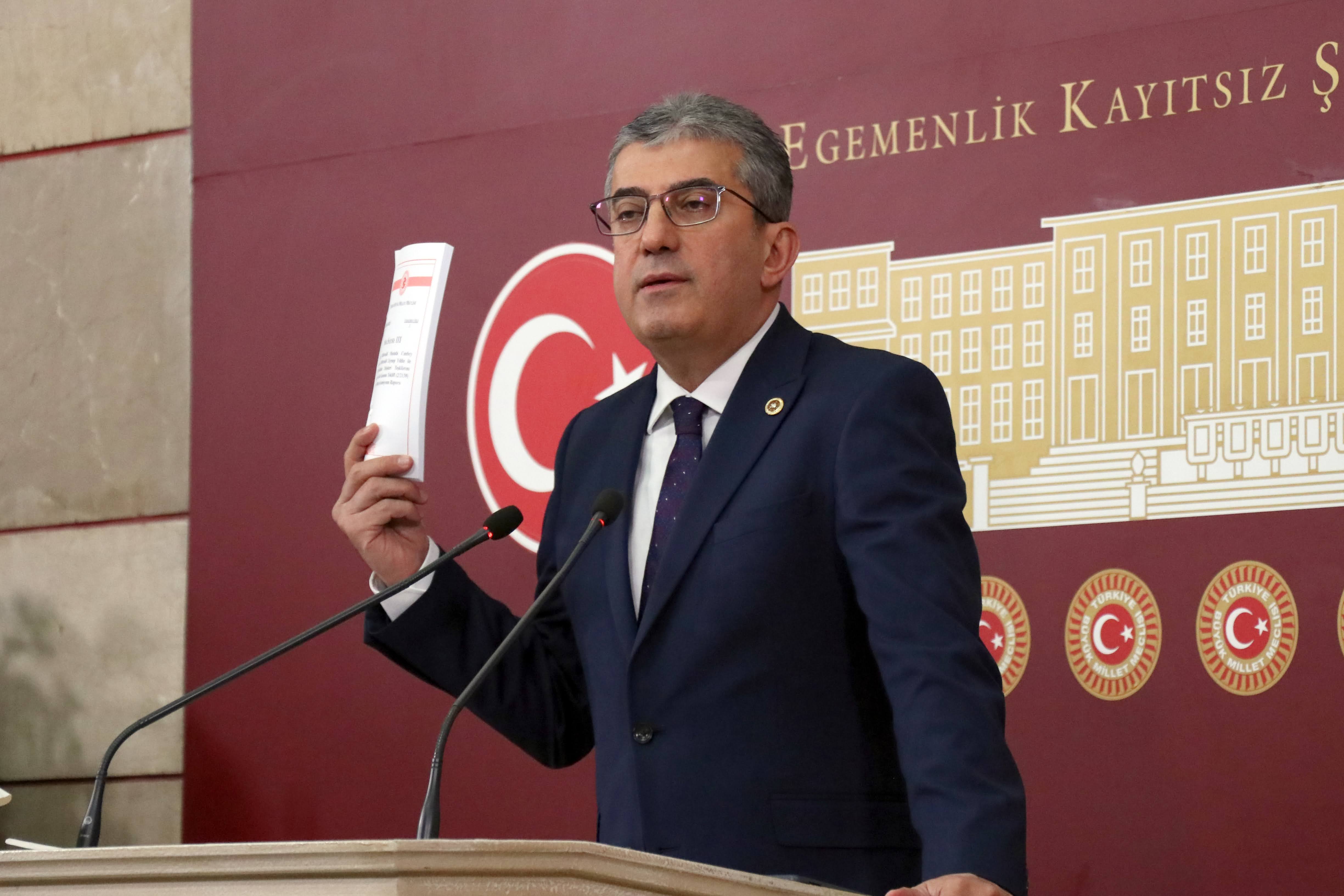 Gezi direnişinde anayasal direnme hakkını kullanan Gezi'de beraber olduğumuz tüm yurttaşlarımızı ve hayatlarını kaybeden çocuklarımızı saygıyla selamlıyorum.