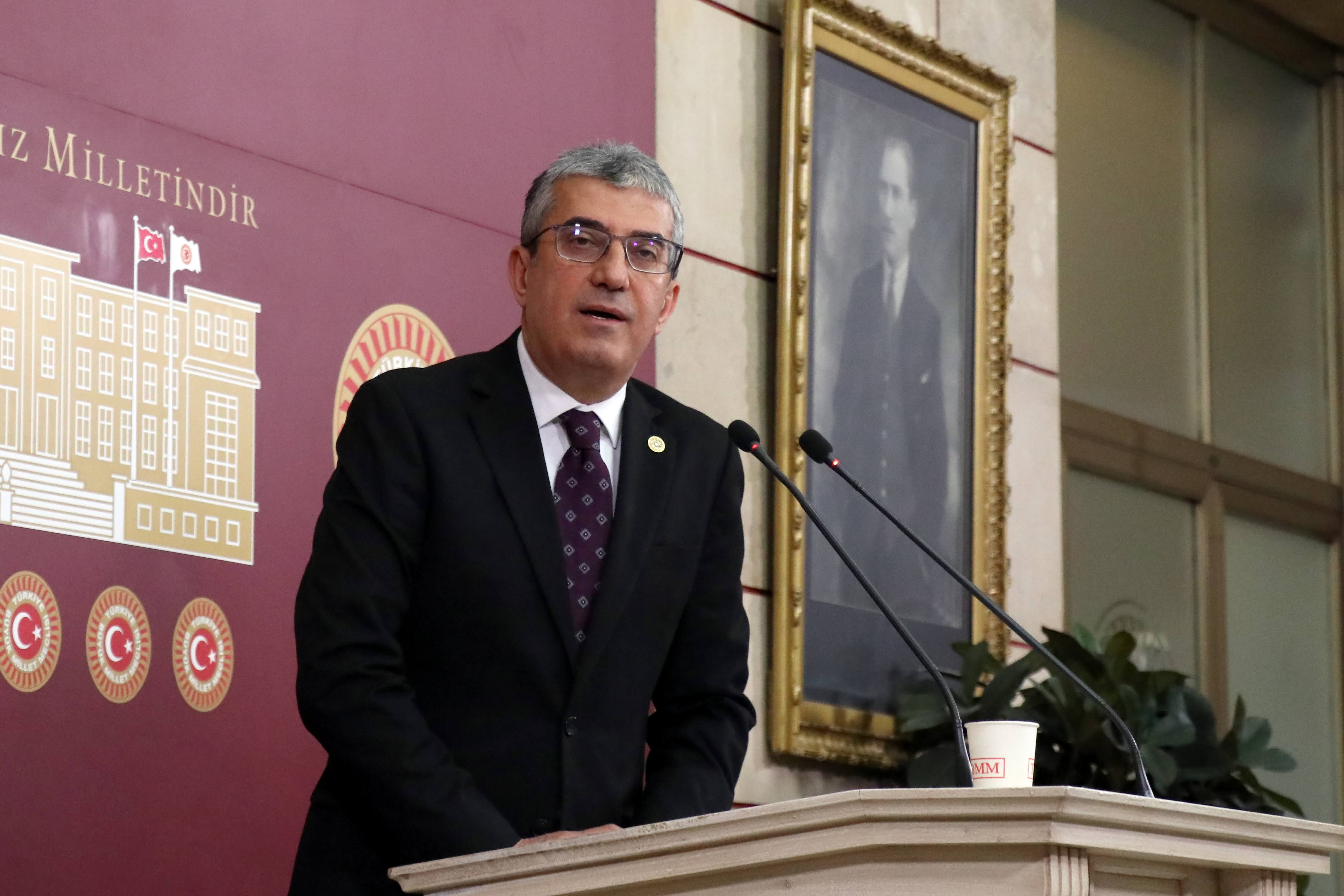 Yurtdışında 65 yaş üzeri yaşlarda insanlar ülke ülke gezer ve yılların çalışmasının artık dinlenme zamanını yaşarken, bizde 60, 64, 65 ve üzeri yaşlardaki yurttaşlarımız iş arıyorlar ve iş bulamıyorlar!