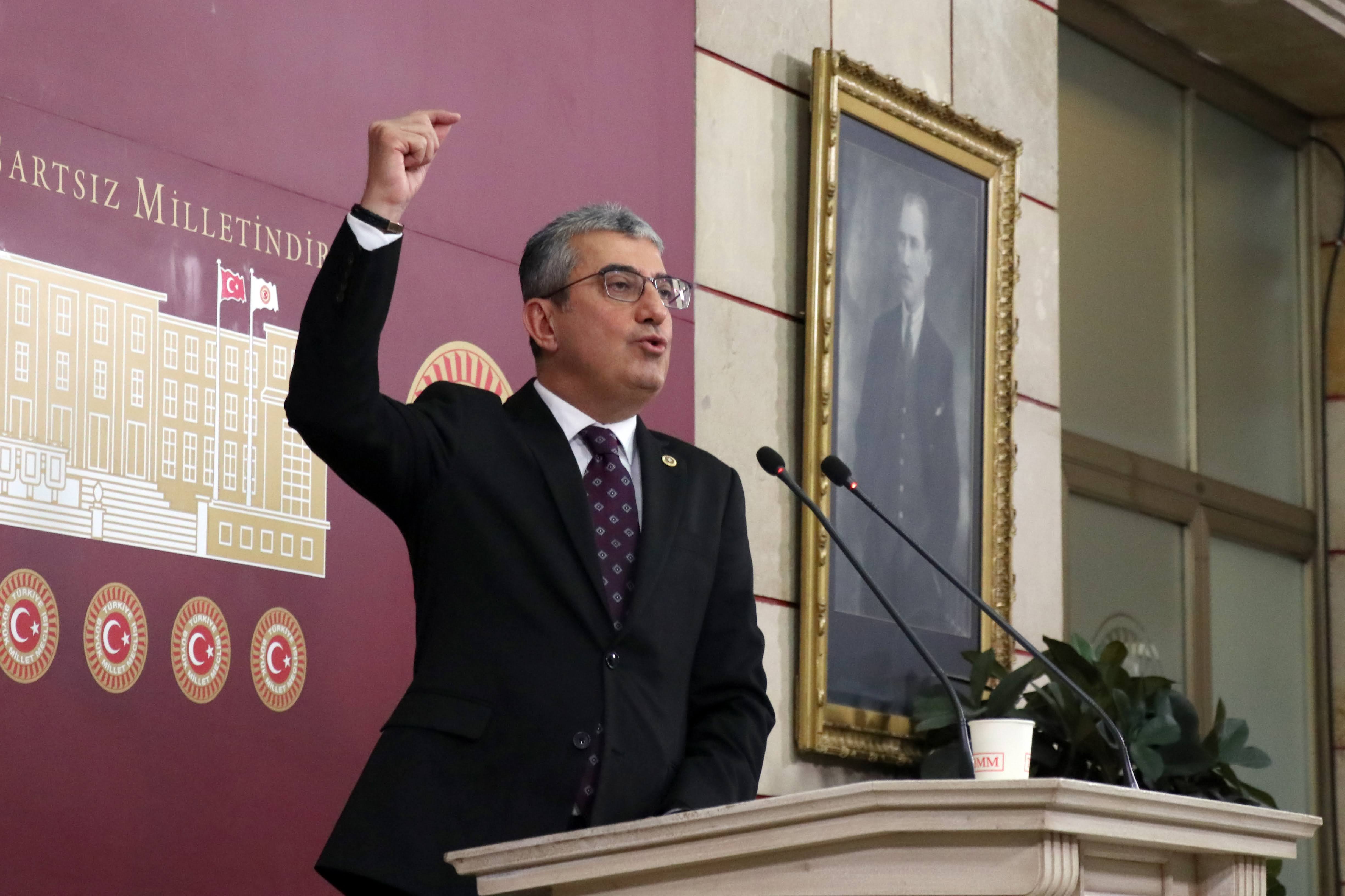 Yurtdışında 65 yaş üzeri yaşlarda insanlar ülke ülke gezer ve yılların çalışmasının artık dinlenme zamanını yaşarken, bizde 60, 64, 65 ve üzeri yaşlardaki yurttaşlarımız iş arıyorlar ve iş bulamıyorlar!