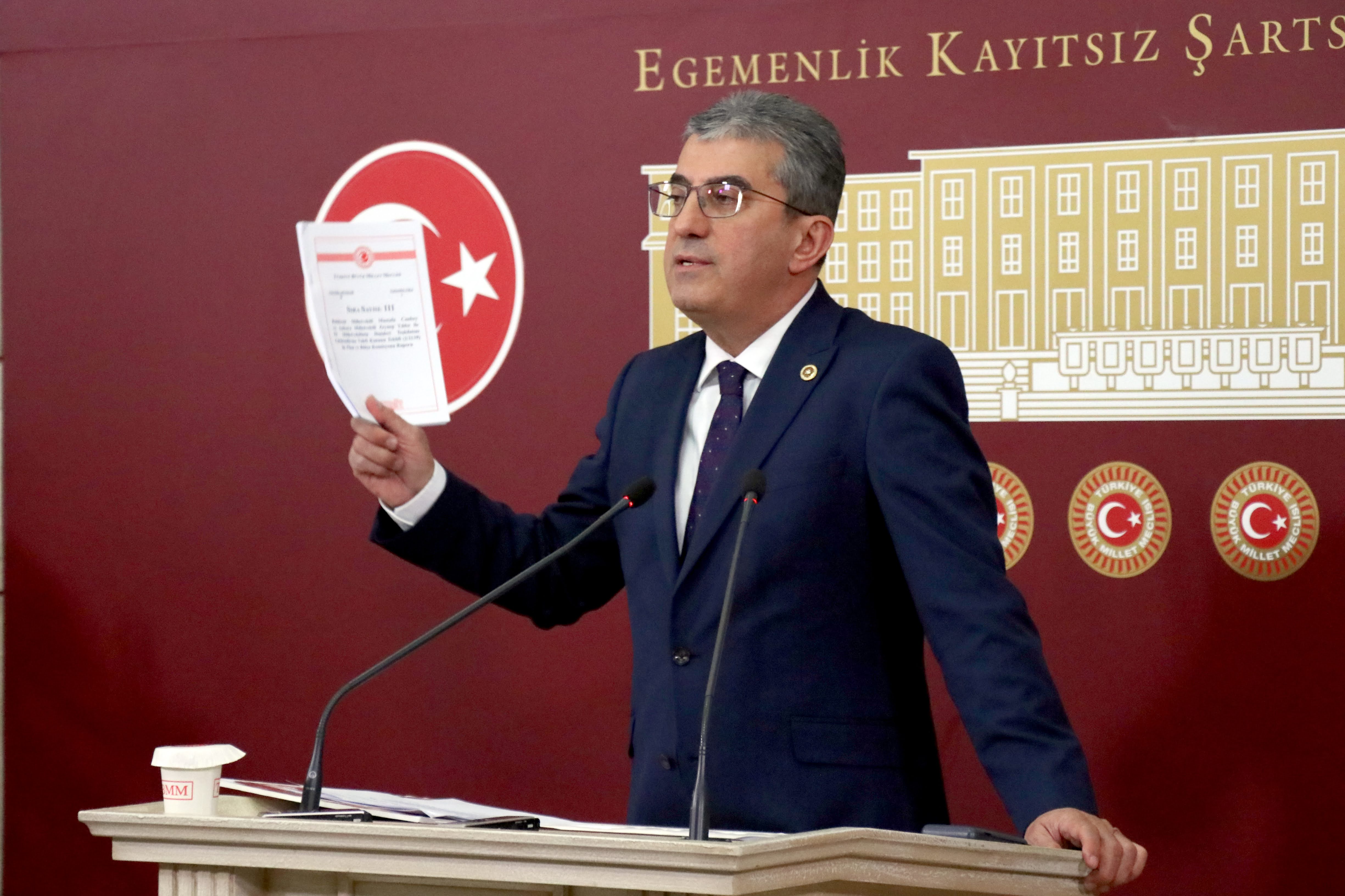 Gezi direnişinde anayasal direnme hakkını kullanan Gezi'de beraber olduğumuz tüm yurttaşlarımızı ve hayatlarını kaybeden çocuklarımızı saygıyla selamlıyorum.