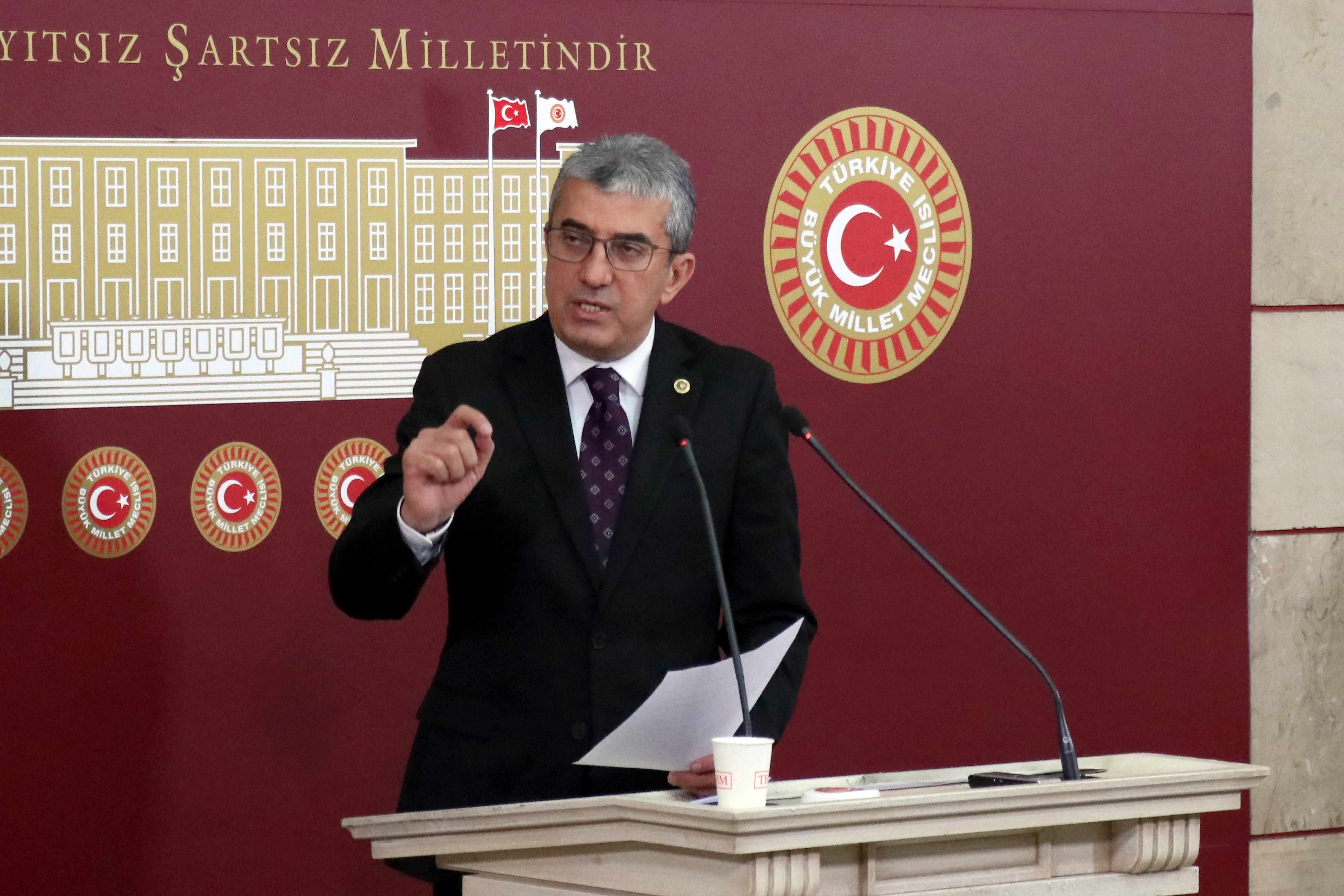 Yurtdışında 65 yaş üzeri yaşlarda insanlar ülke ülke gezer ve yılların çalışmasının artık dinlenme zamanını yaşarken, bizde 60, 64, 65 ve üzeri yaşlardaki yurttaşlarımız iş arıyorlar ve iş bulamıyorlar!