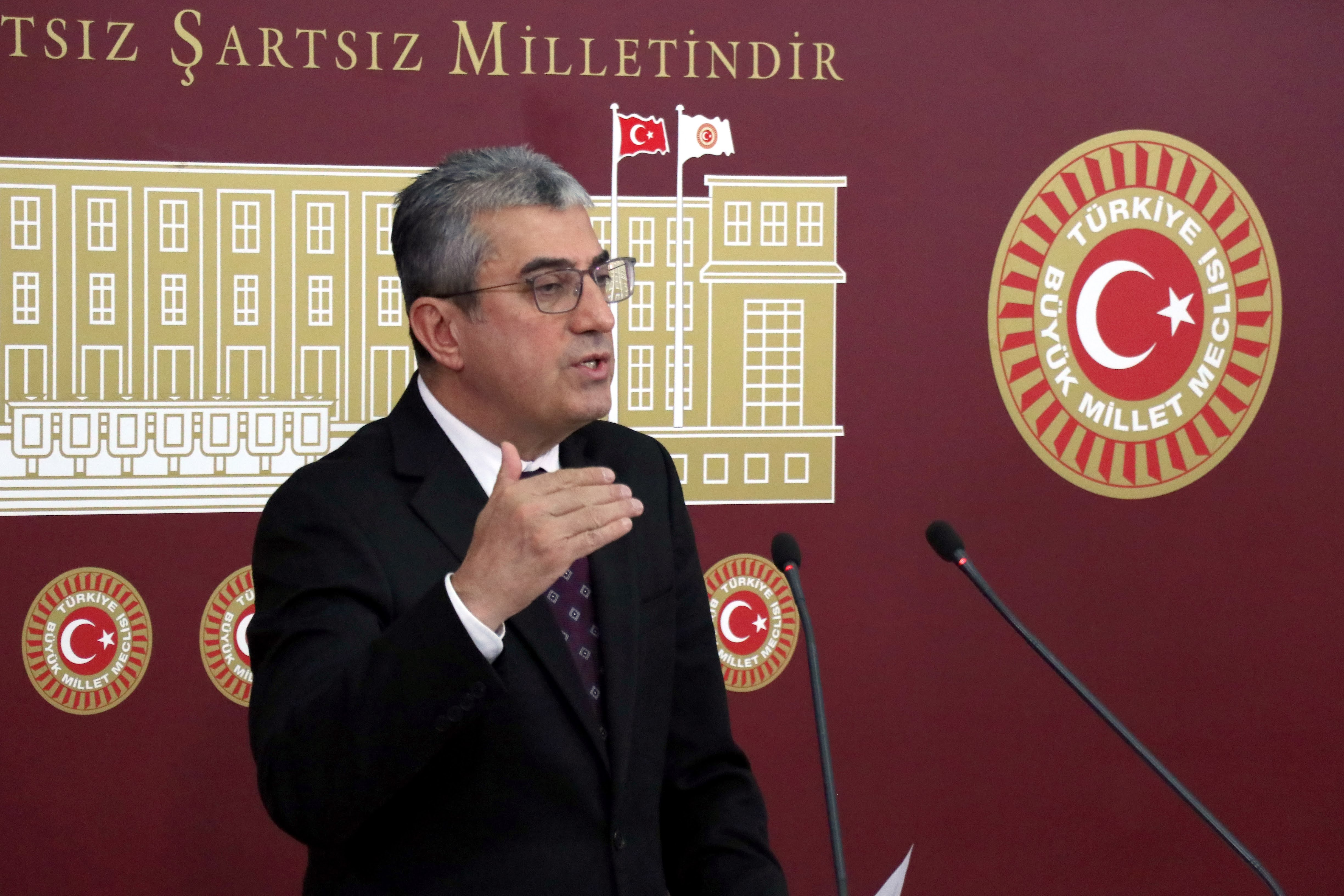 Yurtdışında 65 yaş üzeri yaşlarda insanlar ülke ülke gezer ve yılların çalışmasının artık dinlenme zamanını yaşarken, bizde 60, 64, 65 ve üzeri yaşlardaki yurttaşlarımız iş arıyorlar ve iş bulamıyorlar!