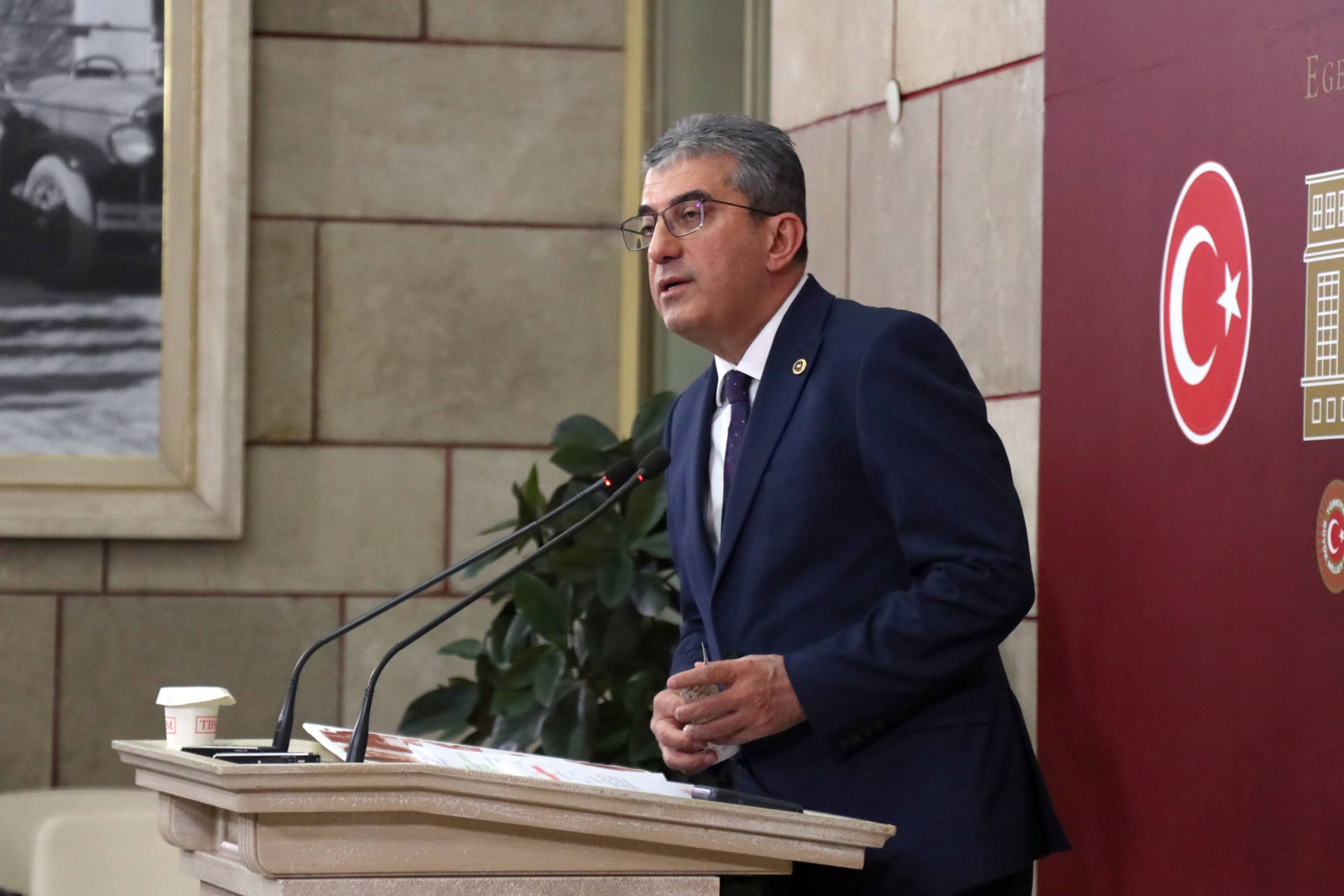 Gezi direnişinde anayasal direnme hakkını kullanan Gezi'de beraber olduğumuz tüm yurttaşlarımızı ve hayatlarını kaybeden çocuklarımızı saygıyla selamlıyorum.