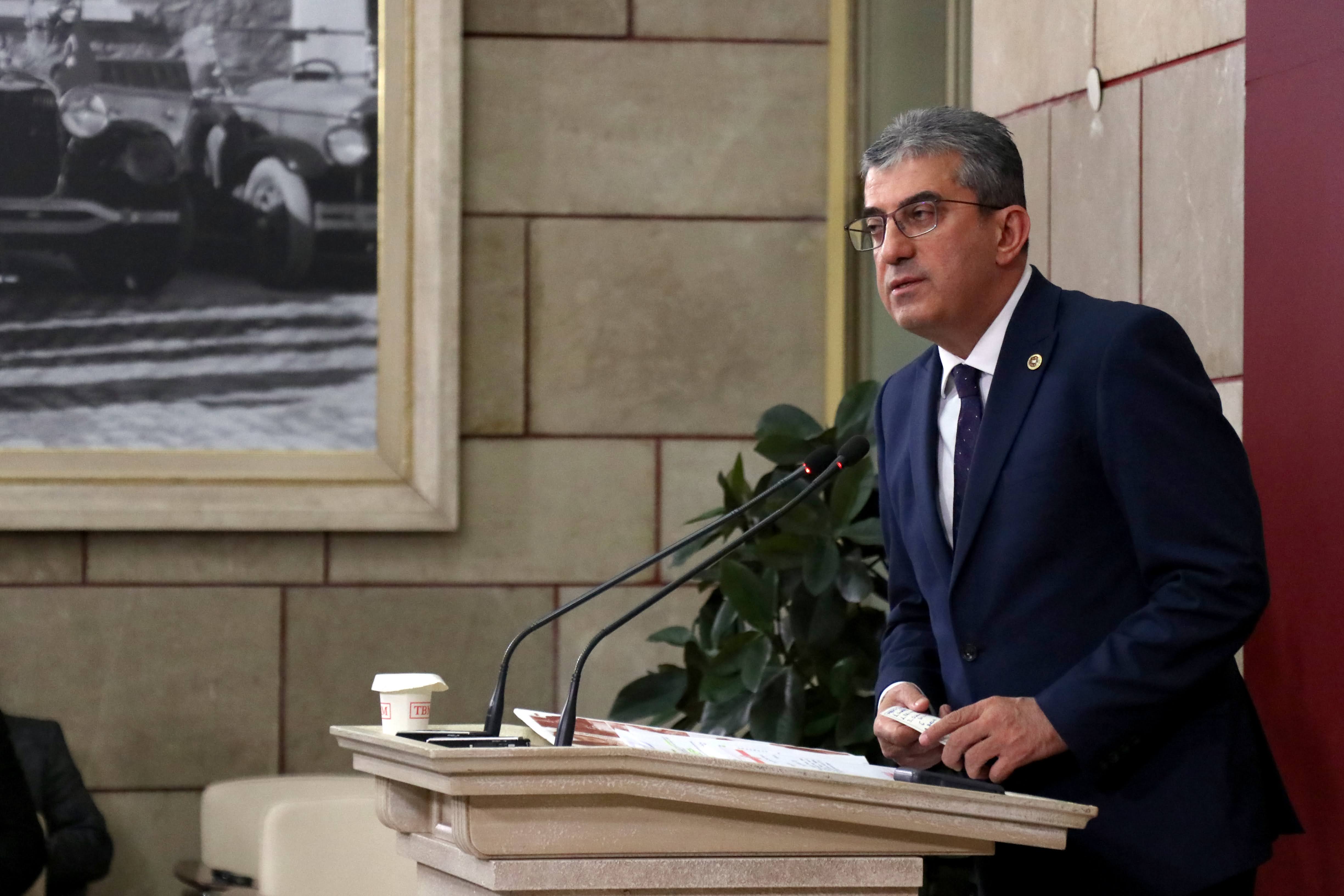 Gezi direnişinde anayasal direnme hakkını kullanan Gezi'de beraber olduğumuz tüm yurttaşlarımızı ve hayatlarını kaybeden çocuklarımızı saygıyla selamlıyorum.