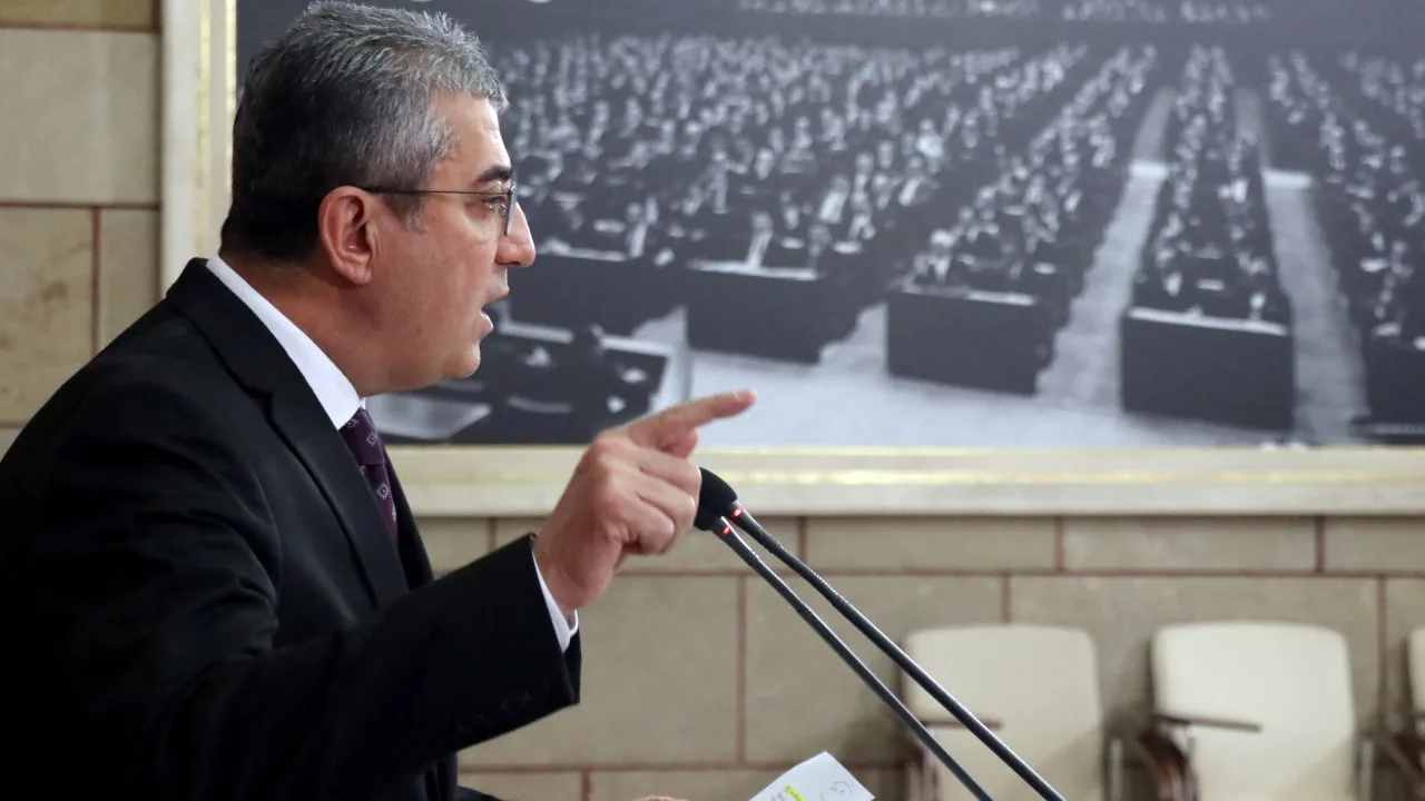 Yurtdışında 65 yaş üzeri yaşlarda insanlar ülke ülke gezer ve yılların çalışmasının artık dinlenme zamanını yaşarken, bizde 60, 64, 65 ve üzeri yaşlardaki yurttaşlarımız iş arıyorlar ve iş bulamıyorlar!