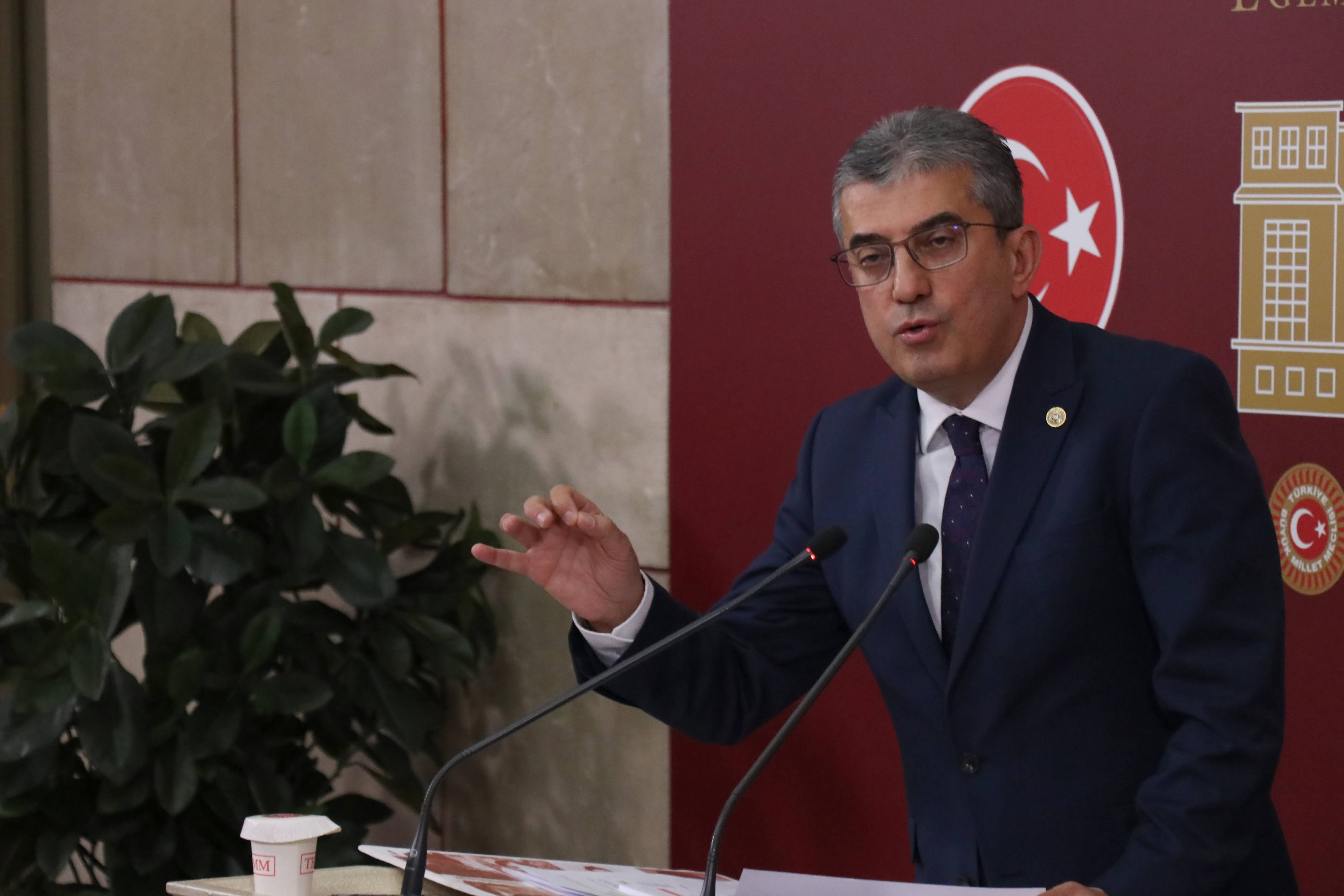 Gezi direnişinde anayasal direnme hakkını kullanan Gezi'de beraber olduğumuz tüm yurttaşlarımızı ve hayatlarını kaybeden çocuklarımızı saygıyla selamlıyorum.