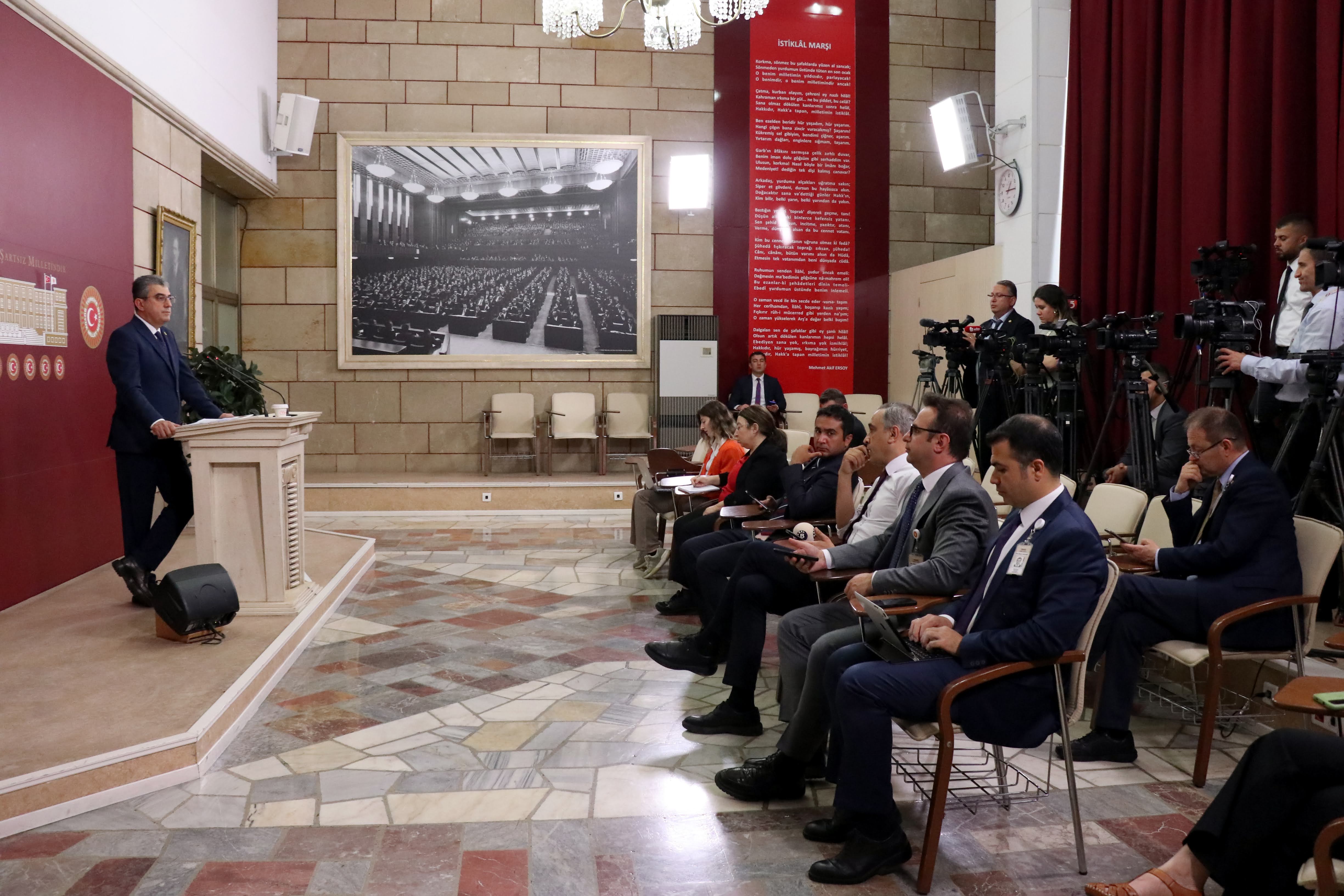 Gezi direnişinde anayasal direnme hakkını kullanan Gezi'de beraber olduğumuz tüm yurttaşlarımızı ve hayatlarını kaybeden çocuklarımızı saygıyla selamlıyorum.