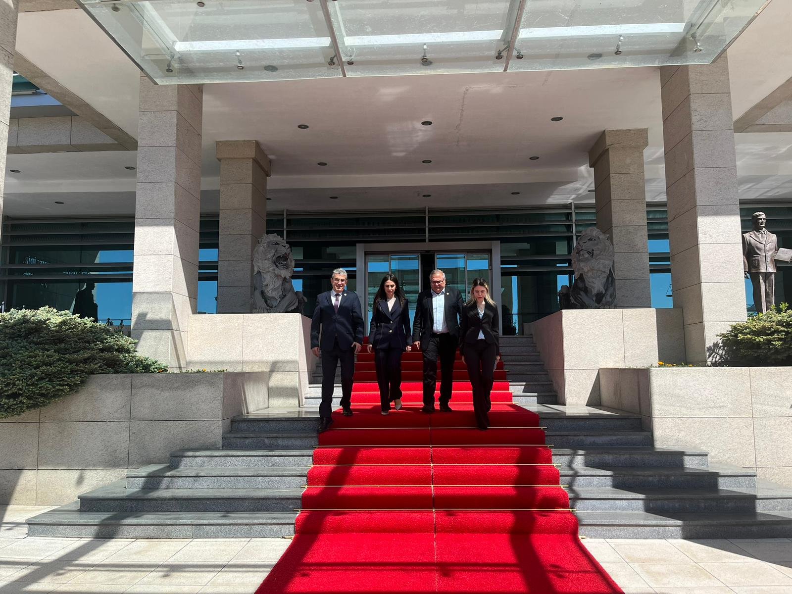 Kişi rızası olmaksızın kişisel verilerin üçüncü kişilerce işlenebilmesi, yurtdışına transfer edilmesine karşıyız. CHP ayrımsız hak hukuk savunmaya devam edecek.