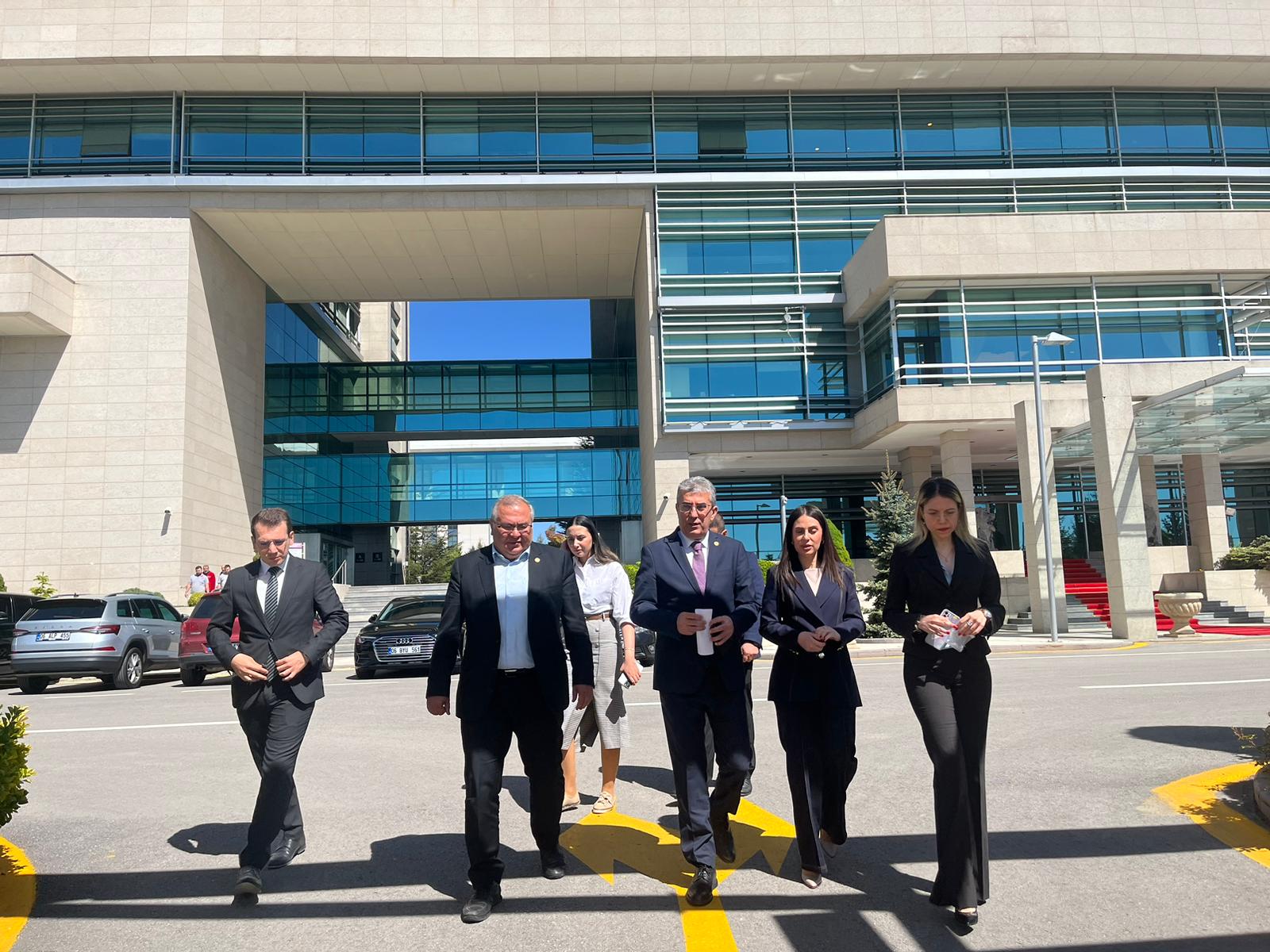 Kişi rızası olmaksızın kişisel verilerin üçüncü kişilerce işlenebilmesi, yurtdışına transfer edilmesine karşıyız. CHP ayrımsız hak hukuk savunmaya devam edecek.
