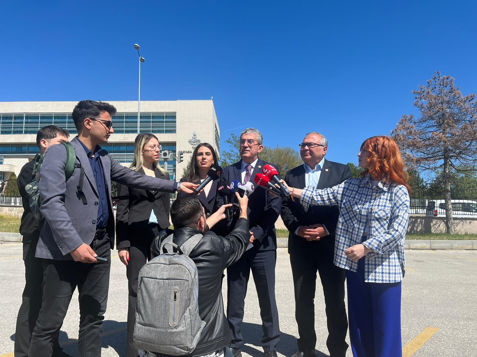 Kişi rızası olmaksızın kişisel verilerin üçüncü kişilerce işlenebilmesi, yurtdışına transfer edilmesine karşıyız. CHP ayrımsız hak hukuk savunmaya devam edecek.
