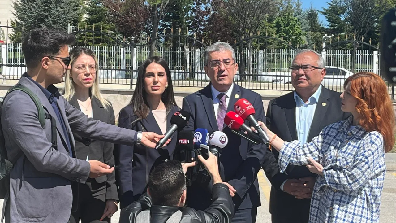 Kişi rızası olmaksızın kişisel verilerin üçüncü kişilerce işlenebilmesi, yurtdışına transfer edilmesine karşıyız. CHP ayrımsız hak hukuk savunmaya devam edecek.