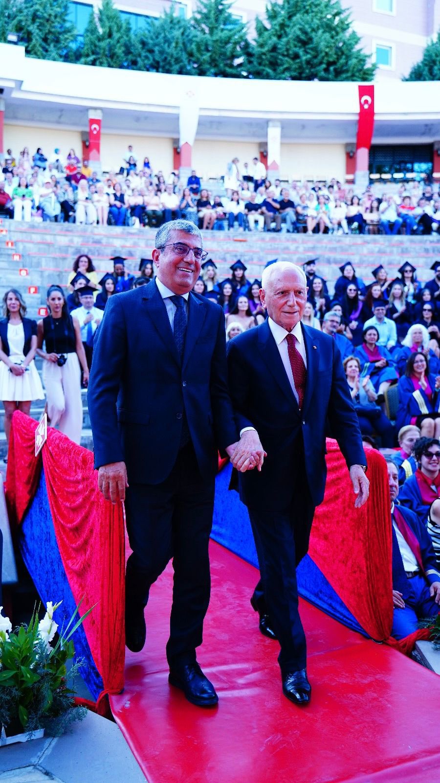Bilimin ışığında yürümeye devam edeceğiz.