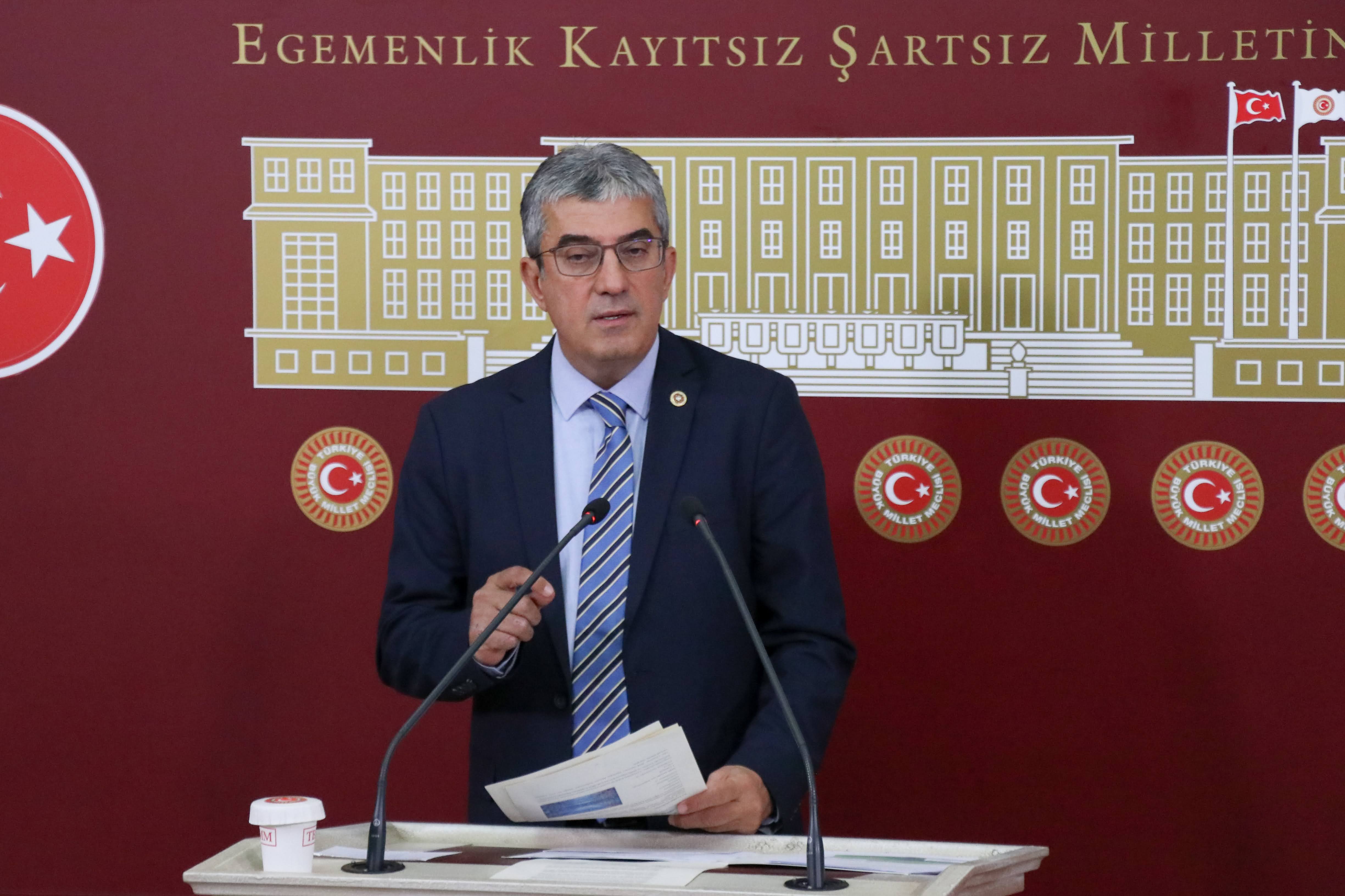Günaydın, yap-işlet-devret modeliyle yapılan otoyollarda işletme süresi ve araç geçiş garantilerinin değiştirildiğini belgeleriyle ortaya koydu.