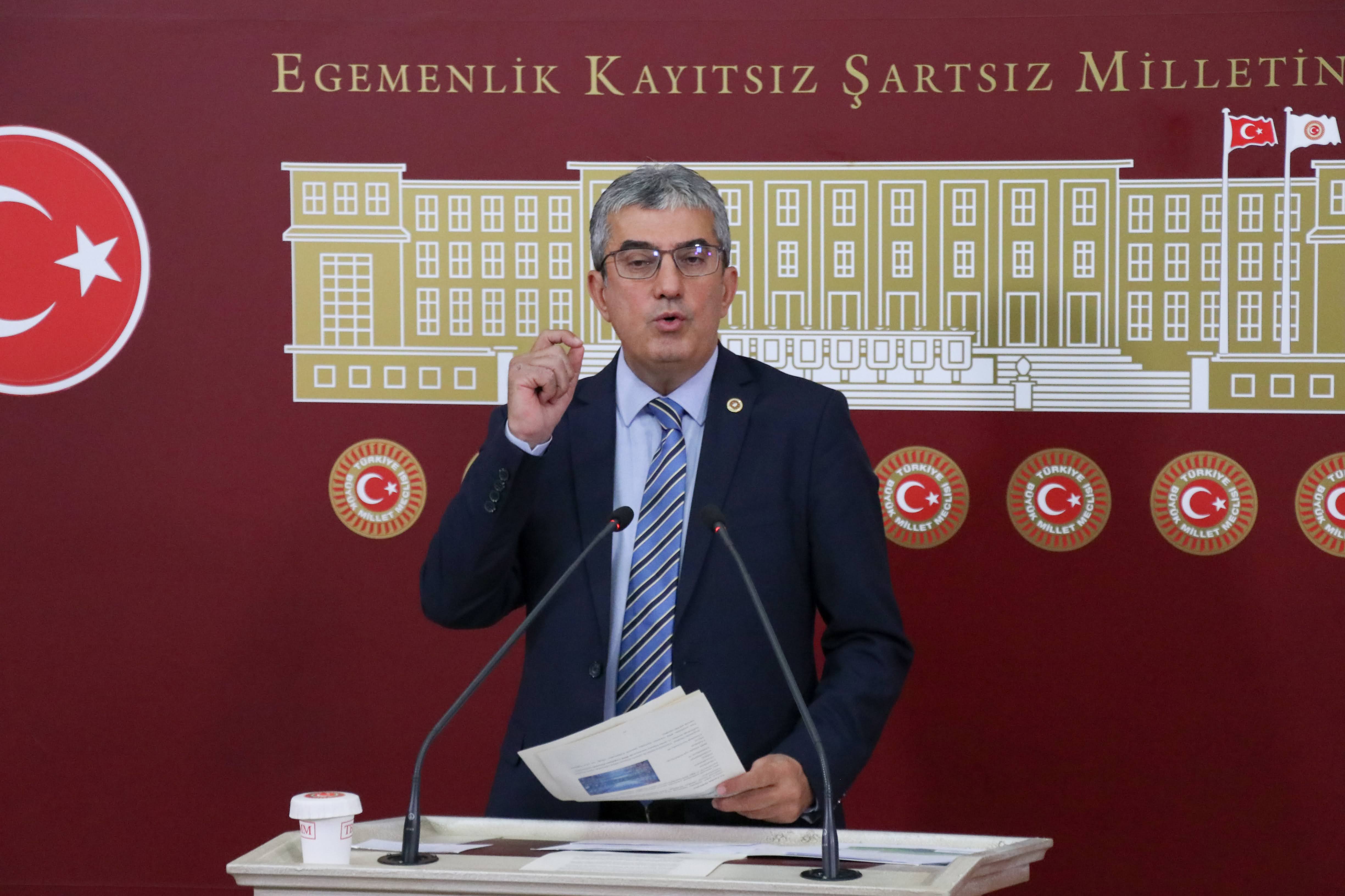 Günaydın, yap-işlet-devret modeliyle yapılan otoyollarda işletme süresi ve araç geçiş garantilerinin değiştirildiğini belgeleriyle ortaya koydu.