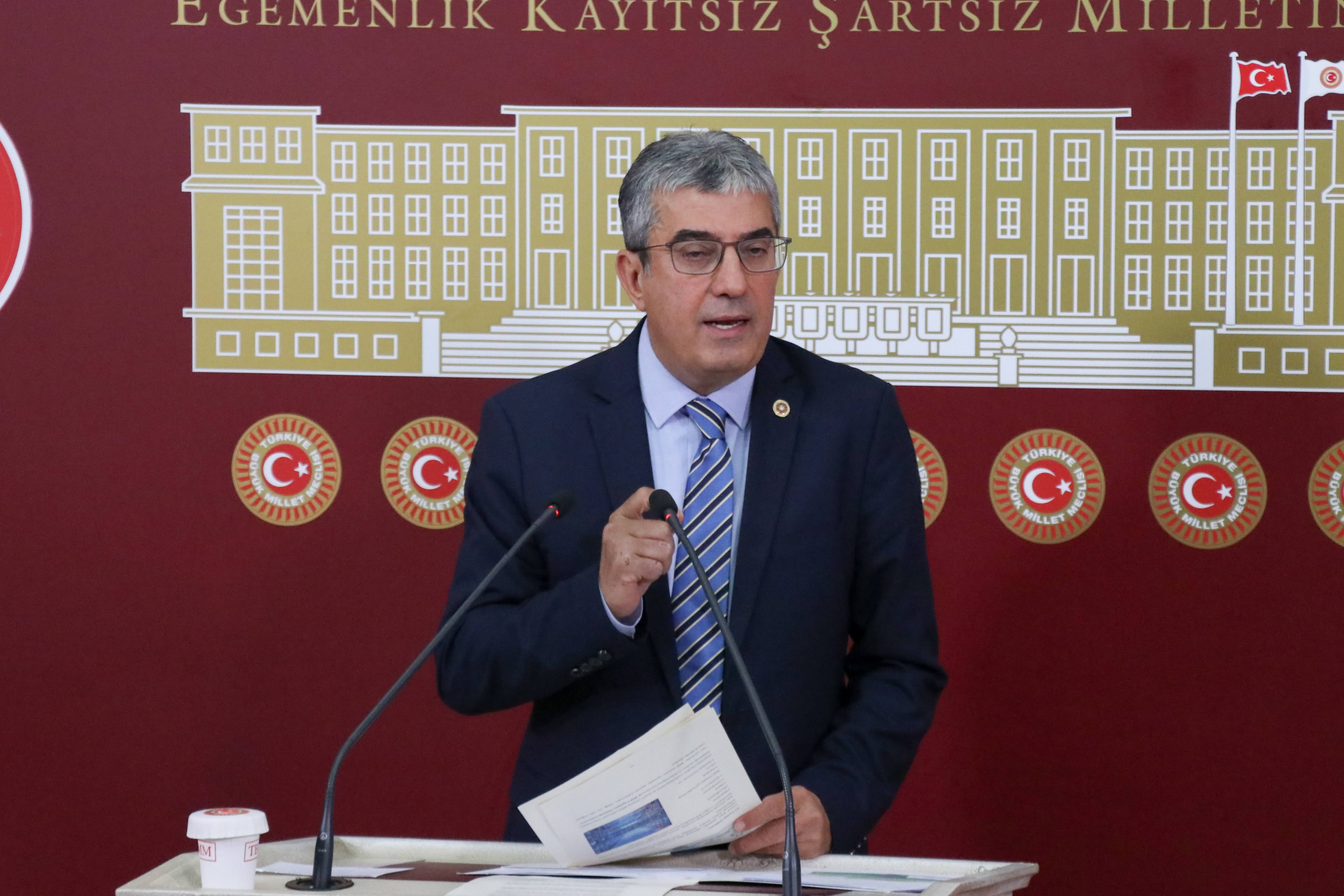 Günaydın, yap-işlet-devret modeliyle yapılan otoyollarda işletme süresi ve araç geçiş garantilerinin değiştirildiğini belgeleriyle ortaya koydu.