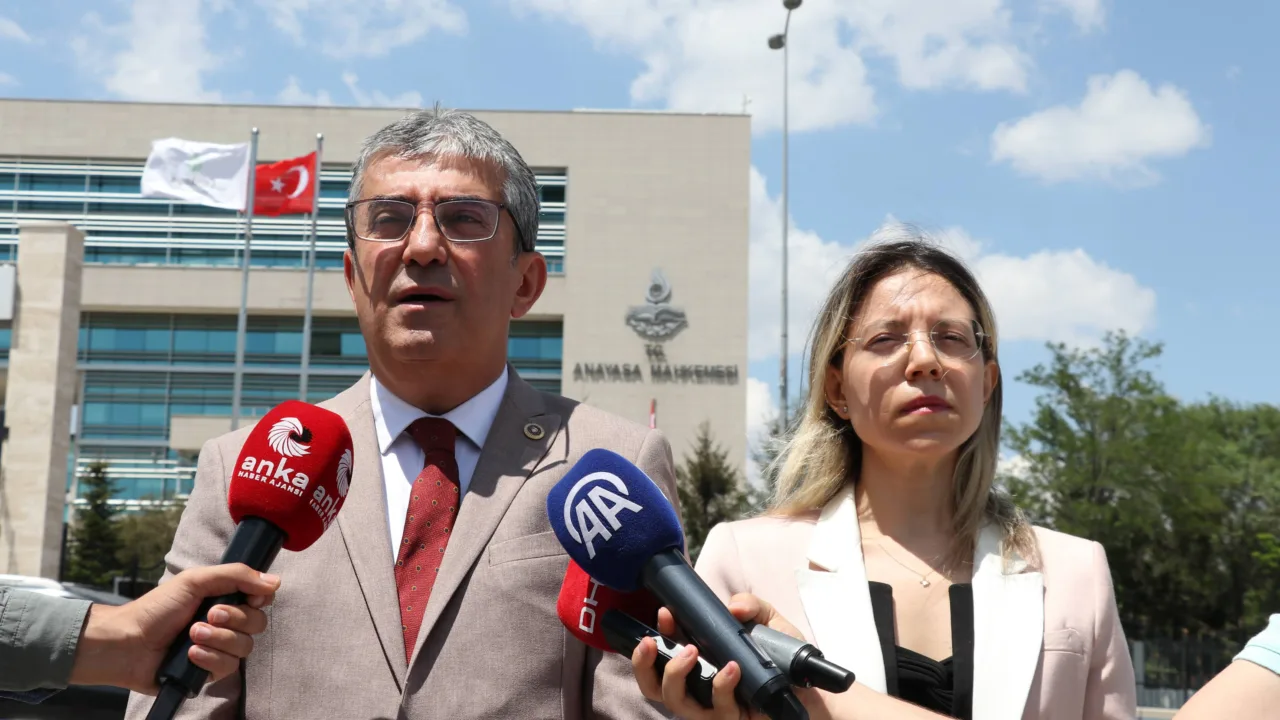 29 Mayıs ve 6 Haziran 2024 tarihli Resmî gazetelerde yayımlanarak yürürlüğe giren Türk Ticaret Kanunu’nu değiştiren ve Dışişleri Teşkilatını Güçlendirme Vakfı’nı kuran kanunların Anayasa’ya aykırı hükümlerinin iptali ve yürürlüklerinin durdurulması istemiyle; AYM’ye başvurduk