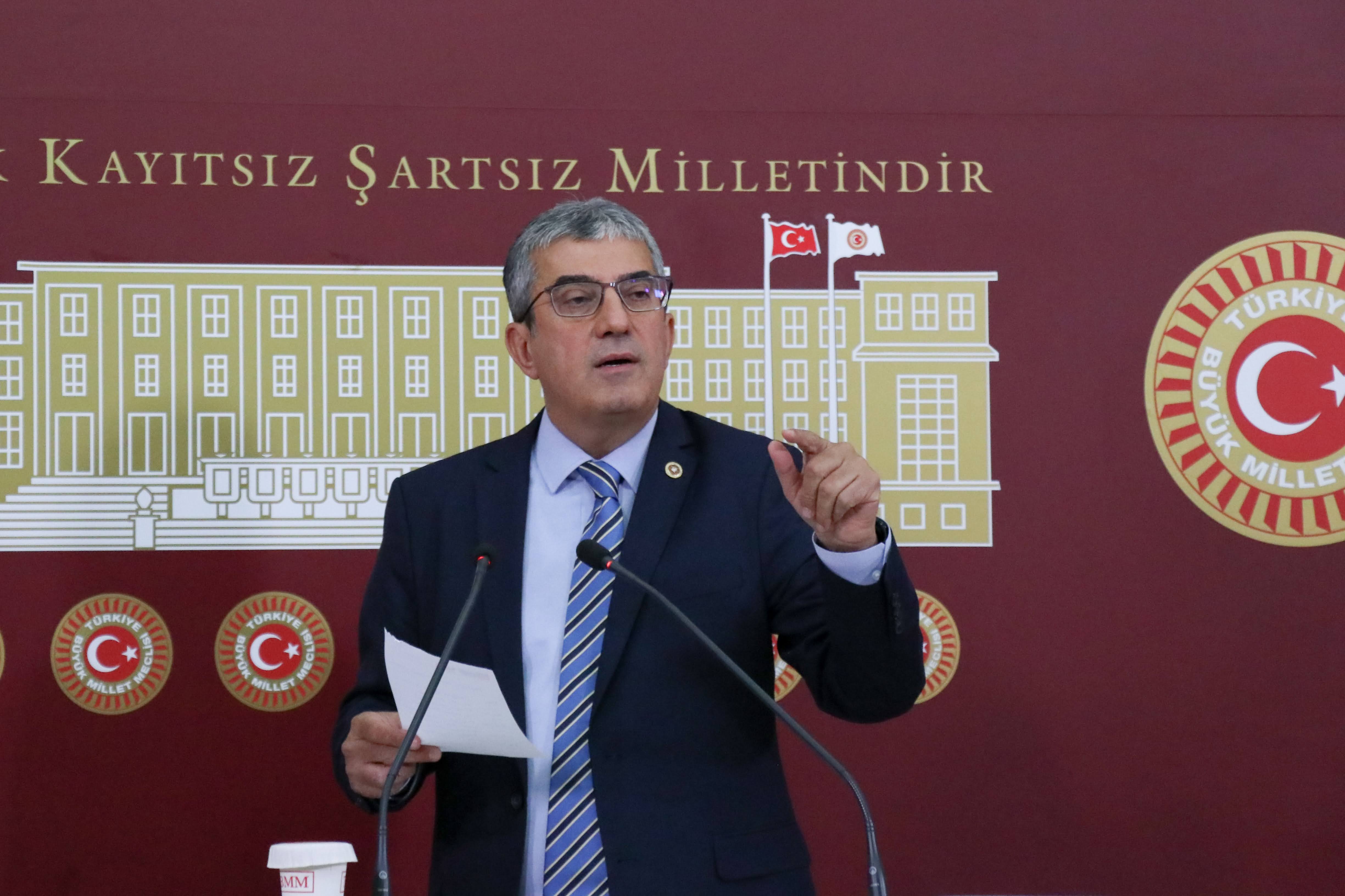 Günaydın, yap-işlet-devret modeliyle yapılan otoyollarda işletme süresi ve araç geçiş garantilerinin değiştirildiğini belgeleriyle ortaya koydu.