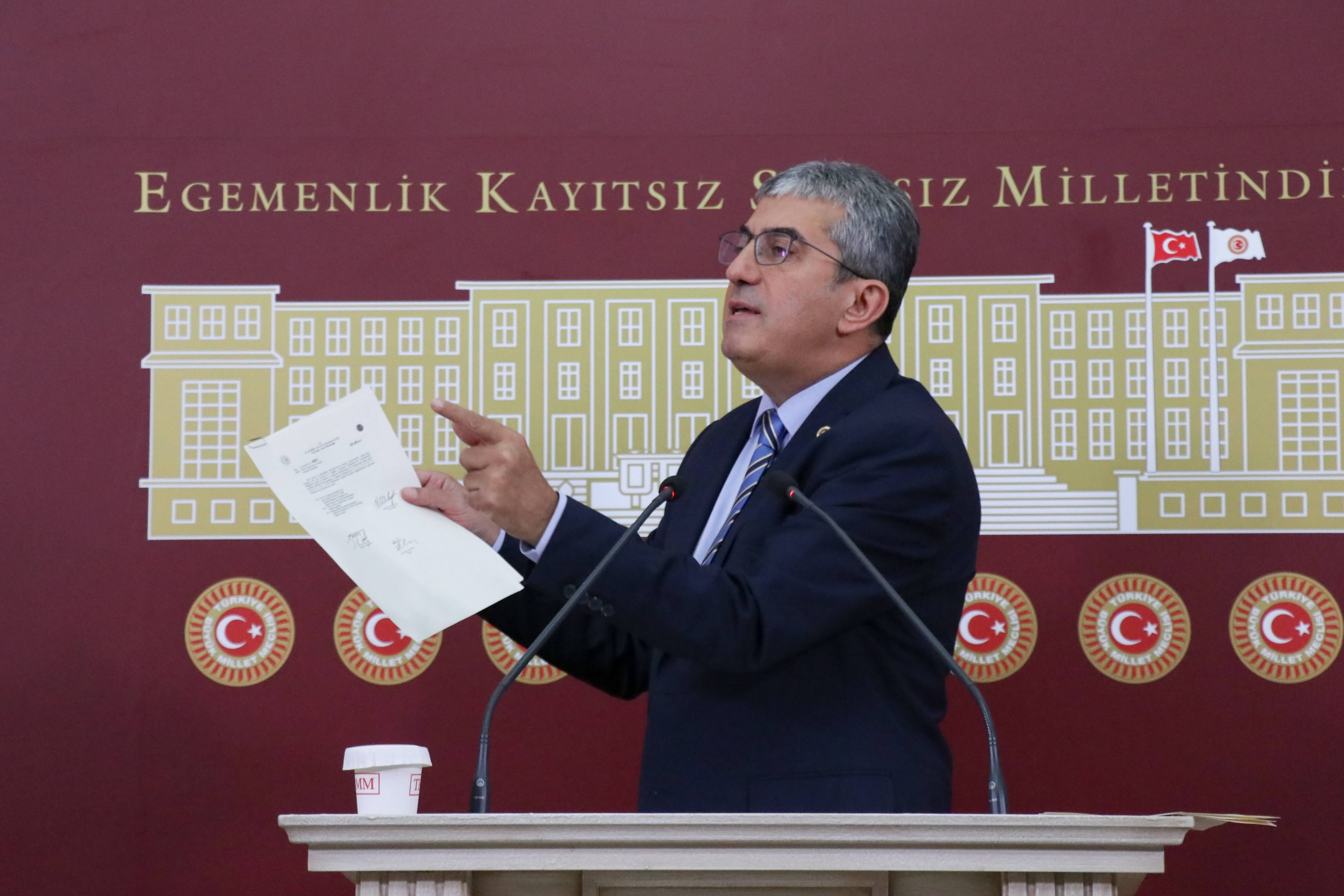 Günaydın, yap-işlet-devret modeliyle yapılan otoyollarda işletme süresi ve araç geçiş garantilerinin değiştirildiğini belgeleriyle ortaya koydu.