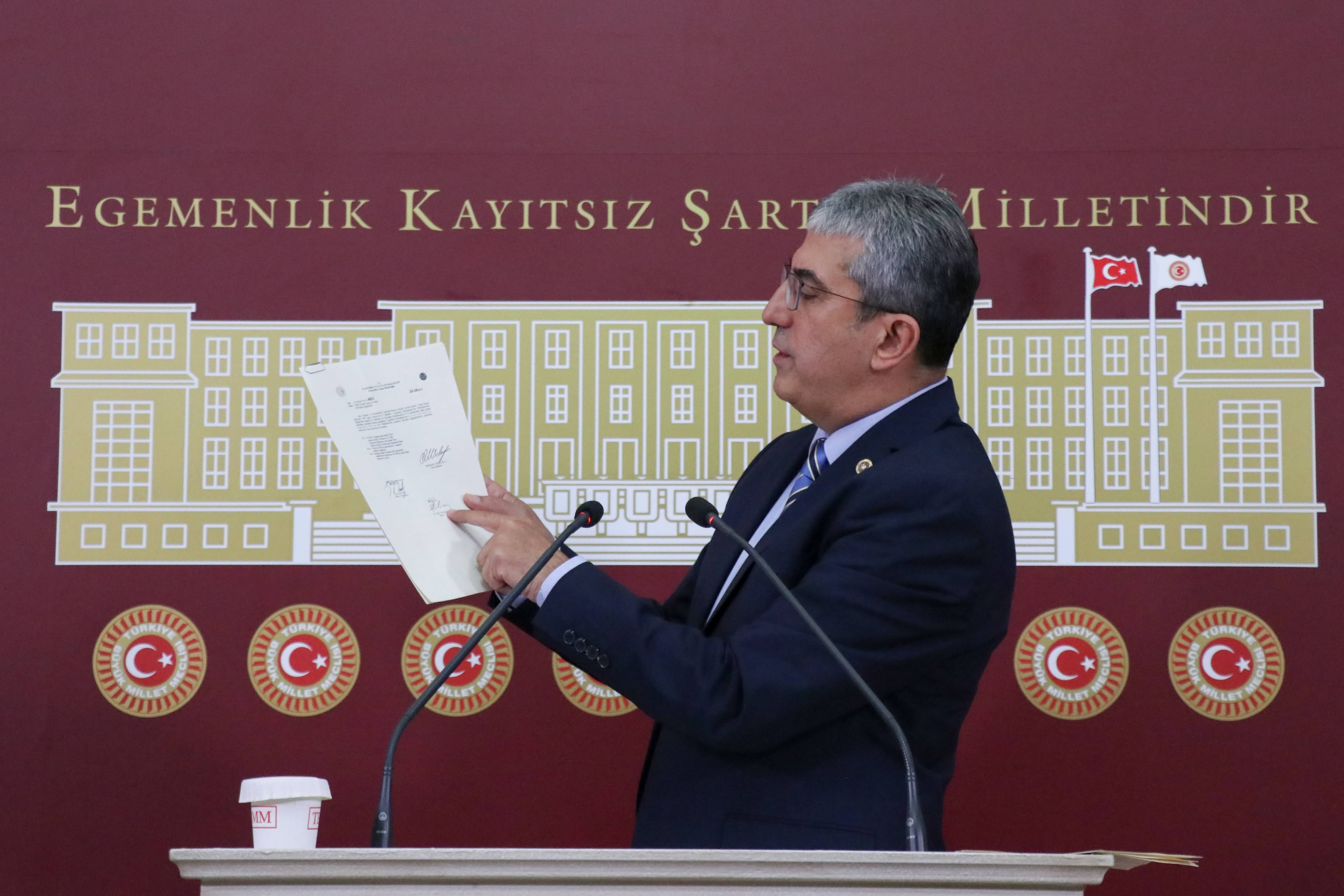 Günaydın, yap-işlet-devret modeliyle yapılan otoyollarda işletme süresi ve araç geçiş garantilerinin değiştirildiğini belgeleriyle ortaya koydu.