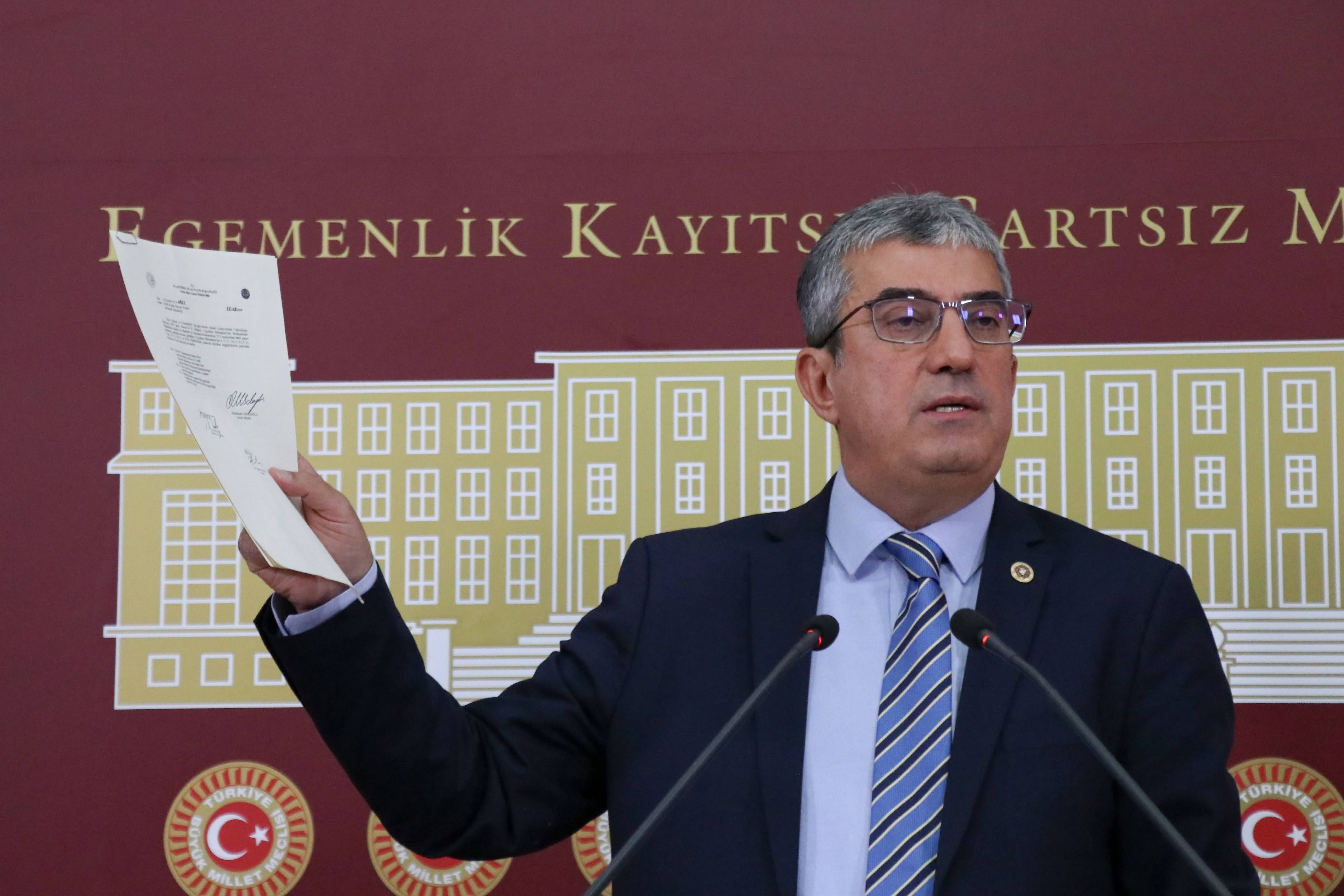 Günaydın, yap-işlet-devret modeliyle yapılan otoyollarda işletme süresi ve araç geçiş garantilerinin değiştirildiğini belgeleriyle ortaya koydu.