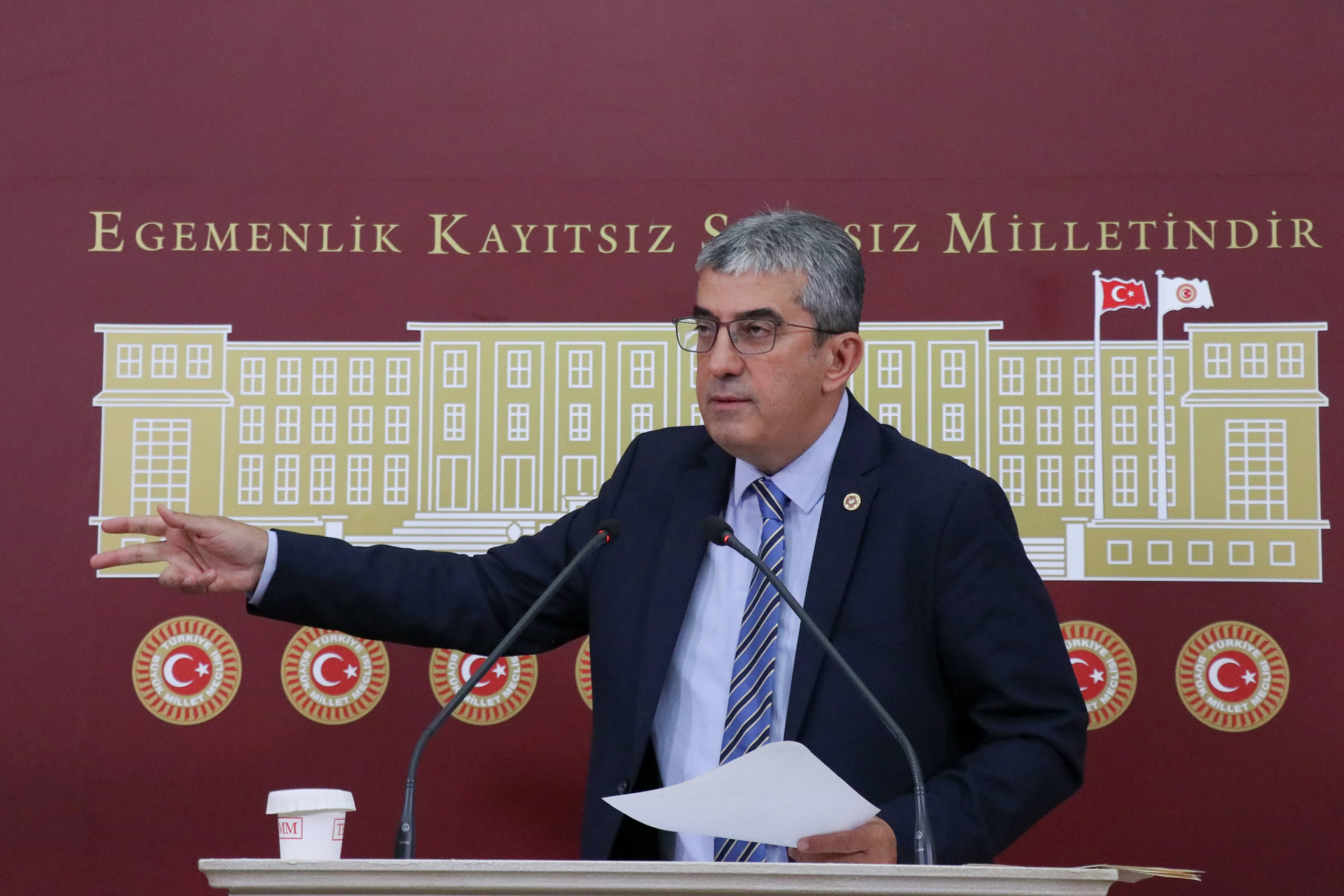 Günaydın, yap-işlet-devret modeliyle yapılan otoyollarda işletme süresi ve araç geçiş garantilerinin değiştirildiğini belgeleriyle ortaya koydu.