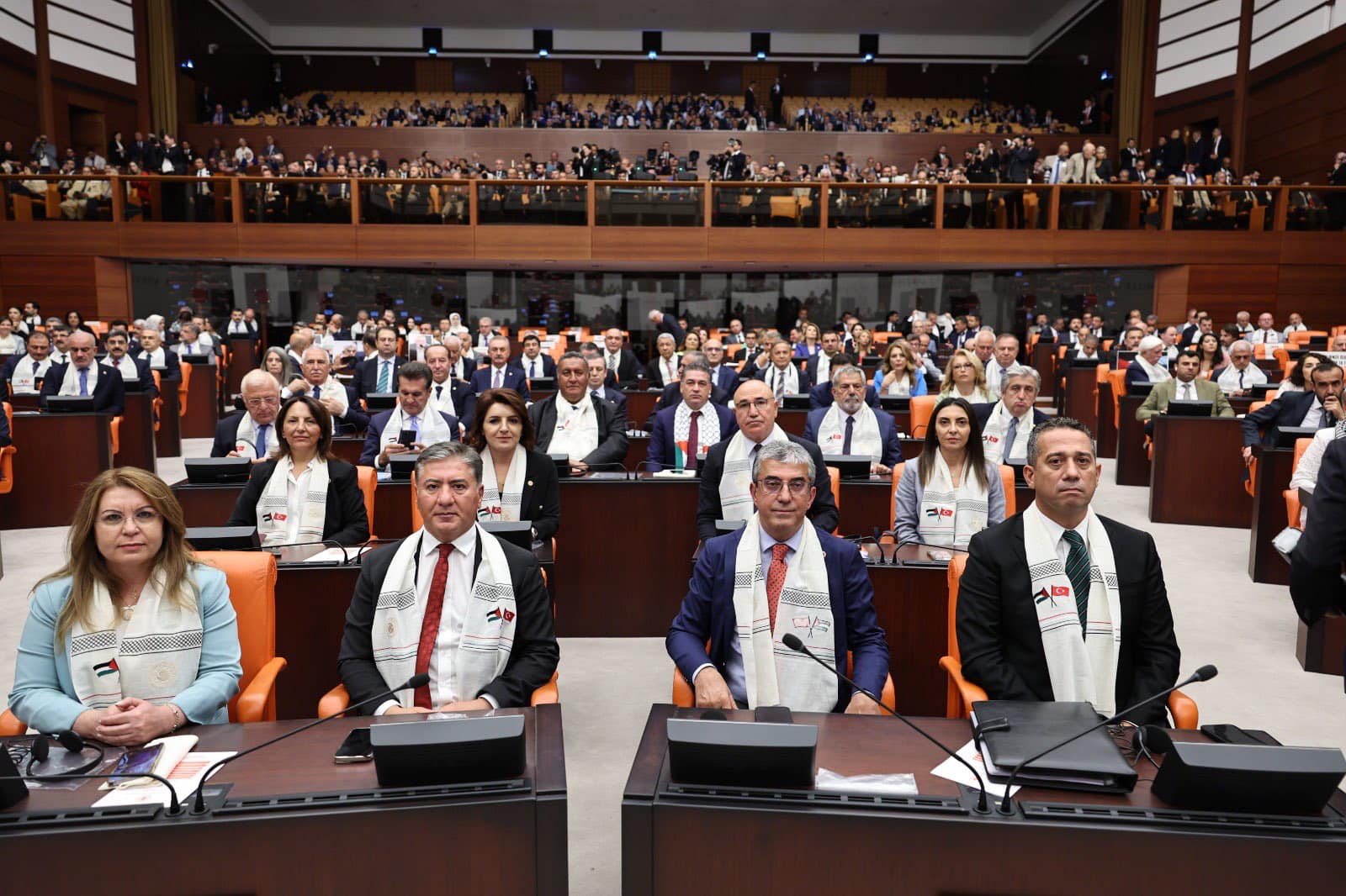 Gazze’de yaşanan soykırımı lanetliyor, müktesebatımıza uygun biçimde Filistin halkıyla en üst düzeyde dayanışmamızı bir kez daha ortaya koyuyoruz.