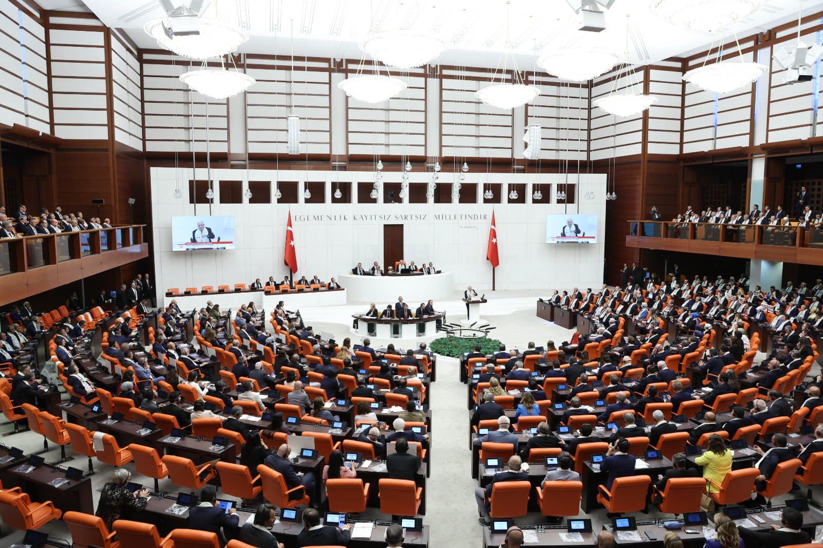 Gazze’de yaşanan soykırımı lanetliyor, müktesebatımıza uygun biçimde Filistin halkıyla en üst düzeyde dayanışmamızı bir kez daha ortaya koyuyoruz.