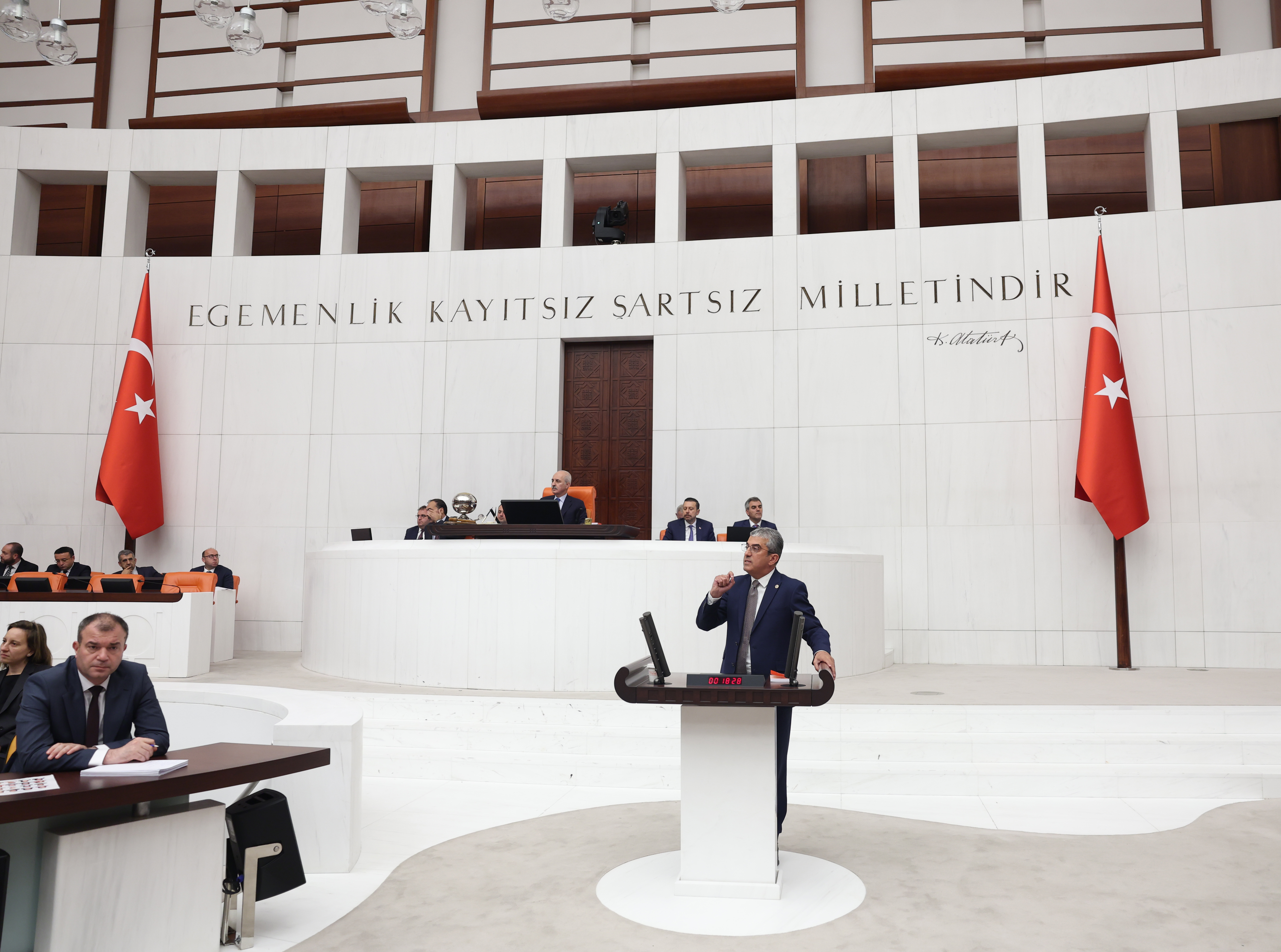 29 Temmuz’da çalışmalarına ara veren TBMM’yi, 1 Ağustos 2024 tarihli Resmi Gazete’de yayımlanan AYM kararı nedeniyle olağanüstü toplantıya çağırmış bulunuyoruz. Yapılması Gereken 1 Ağustos 2024 tarihli Resmi Gazete’de yayımlanan AYM'nin Can Atalay Kararının Okutulmasıdır!