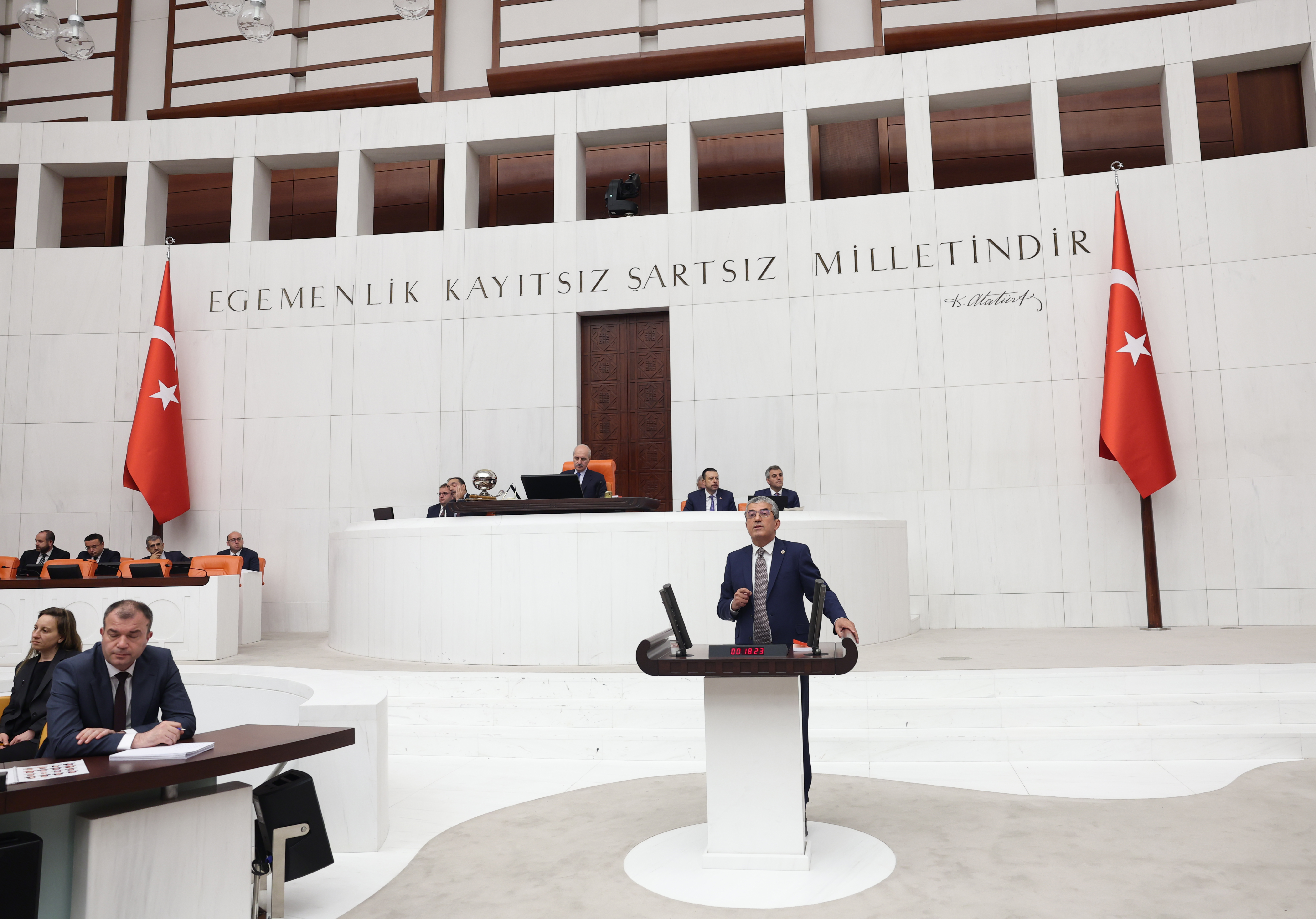 29 Temmuz’da çalışmalarına ara veren TBMM’yi, 1 Ağustos 2024 tarihli Resmi Gazete’de yayımlanan AYM kararı nedeniyle olağanüstü toplantıya çağırmış bulunuyoruz. Yapılması Gereken 1 Ağustos 2024 tarihli Resmi Gazete’de yayımlanan AYM'nin Can Atalay Kararının Okutulmasıdır!