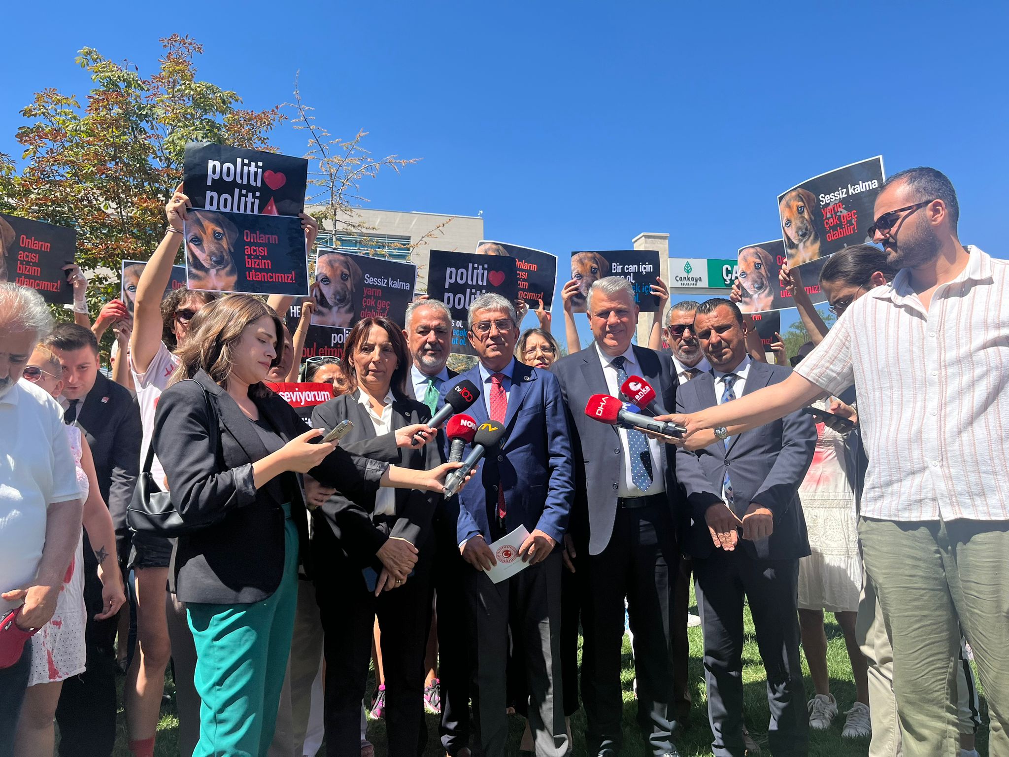 CHP, kamuoyundan büyük tepki çeken ve Kanlı Yasa olarak adlandırılan sokak hayvanları yasasının iptali için Anayasa Mahkemesi’ne (AYM) 182 sayfalık bir dilekçeyle başvurdu.