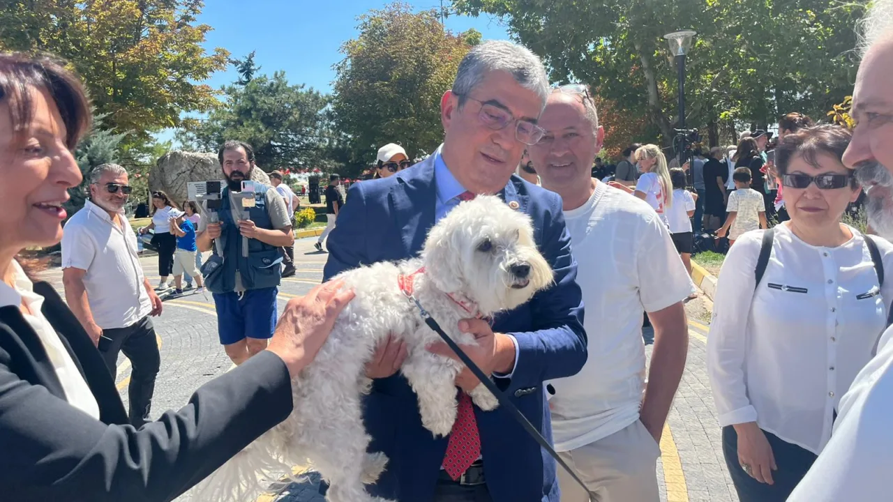CHP, kamuoyundan büyük tepki çeken ve Kanlı Yasa olarak adlandırılan sokak hayvanları yasasının iptali için Anayasa Mahkemesi’ne (AYM) 182 sayfalık bir dilekçeyle başvurdu.