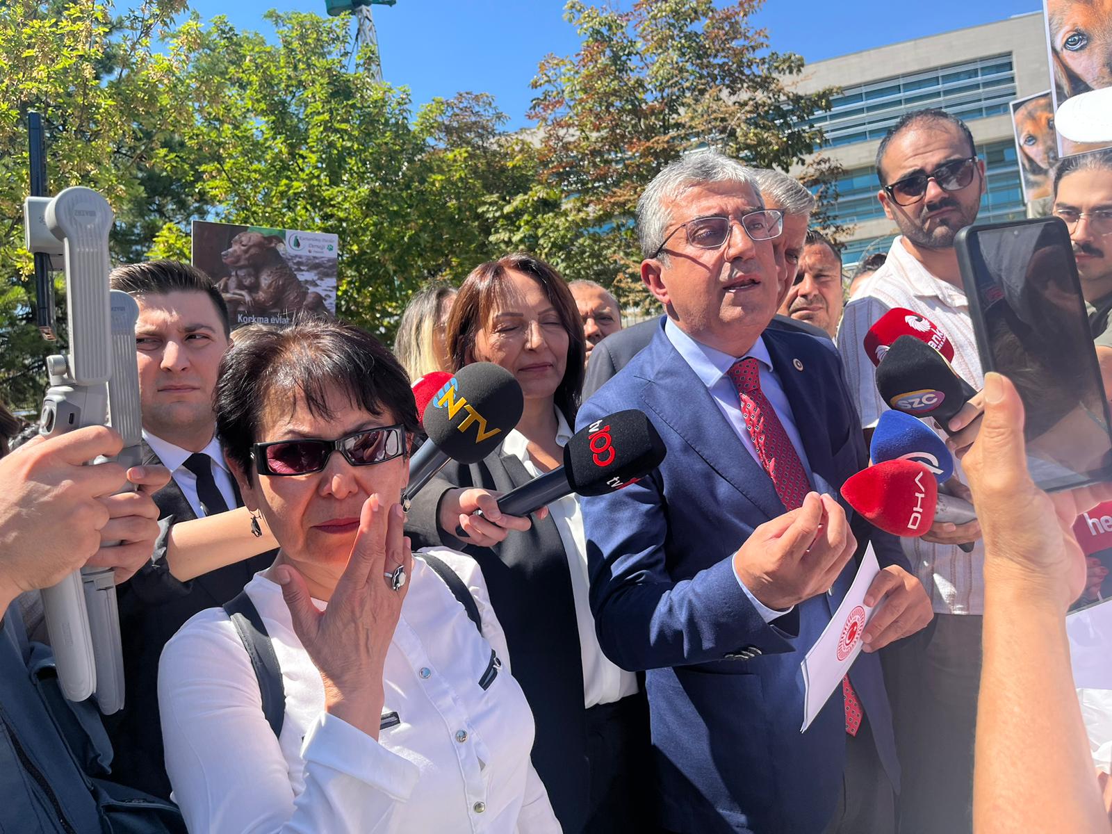 CHP, kamuoyundan büyük tepki çeken ve Kanlı Yasa olarak adlandırılan sokak hayvanları yasasının iptali için Anayasa Mahkemesi’ne (AYM) 182 sayfalık bir dilekçeyle başvurdu.